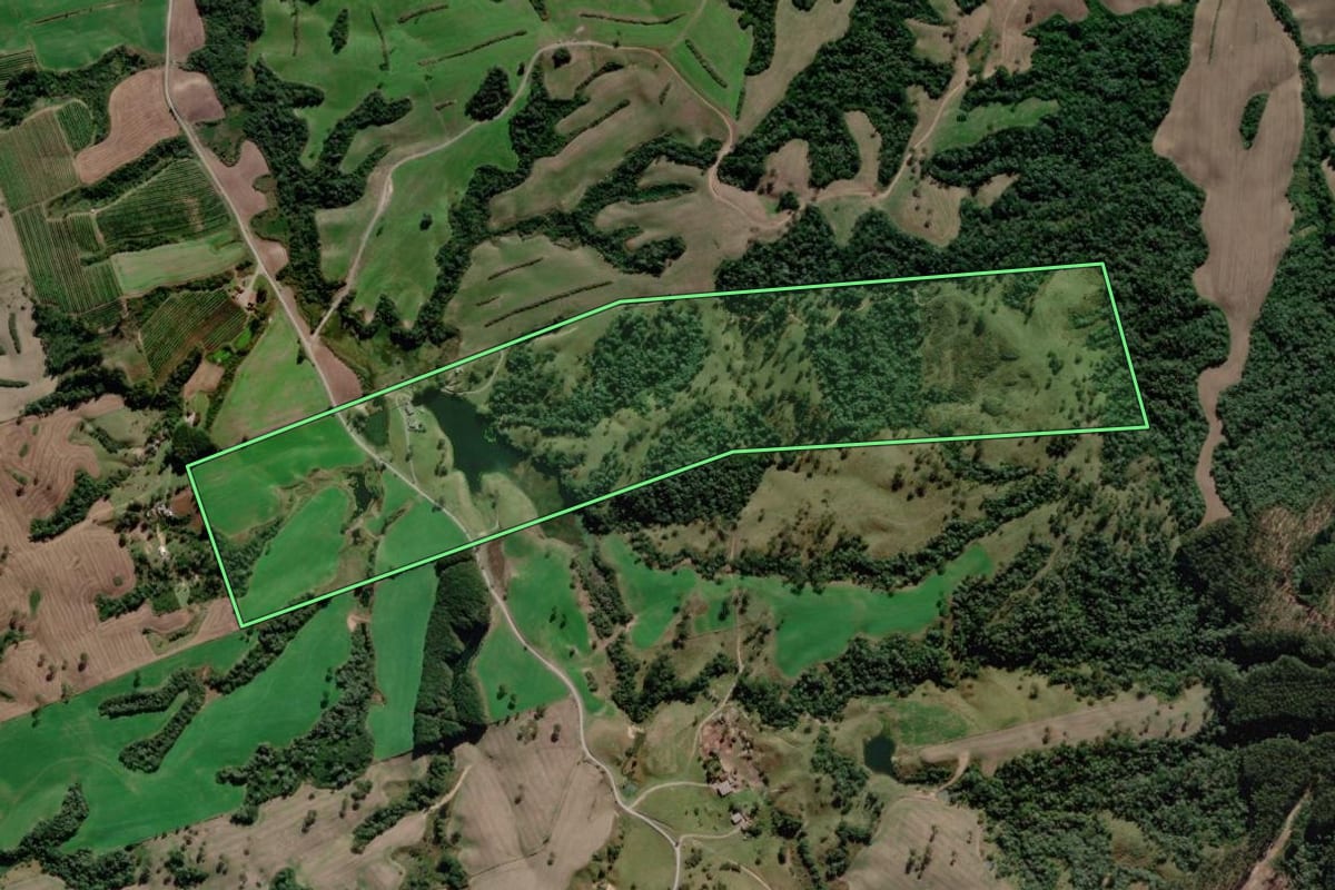 Imagem de satélite do imóvel rural em Bom Retiro (SC), com o contorno declarado no CAR desenhado por cima.