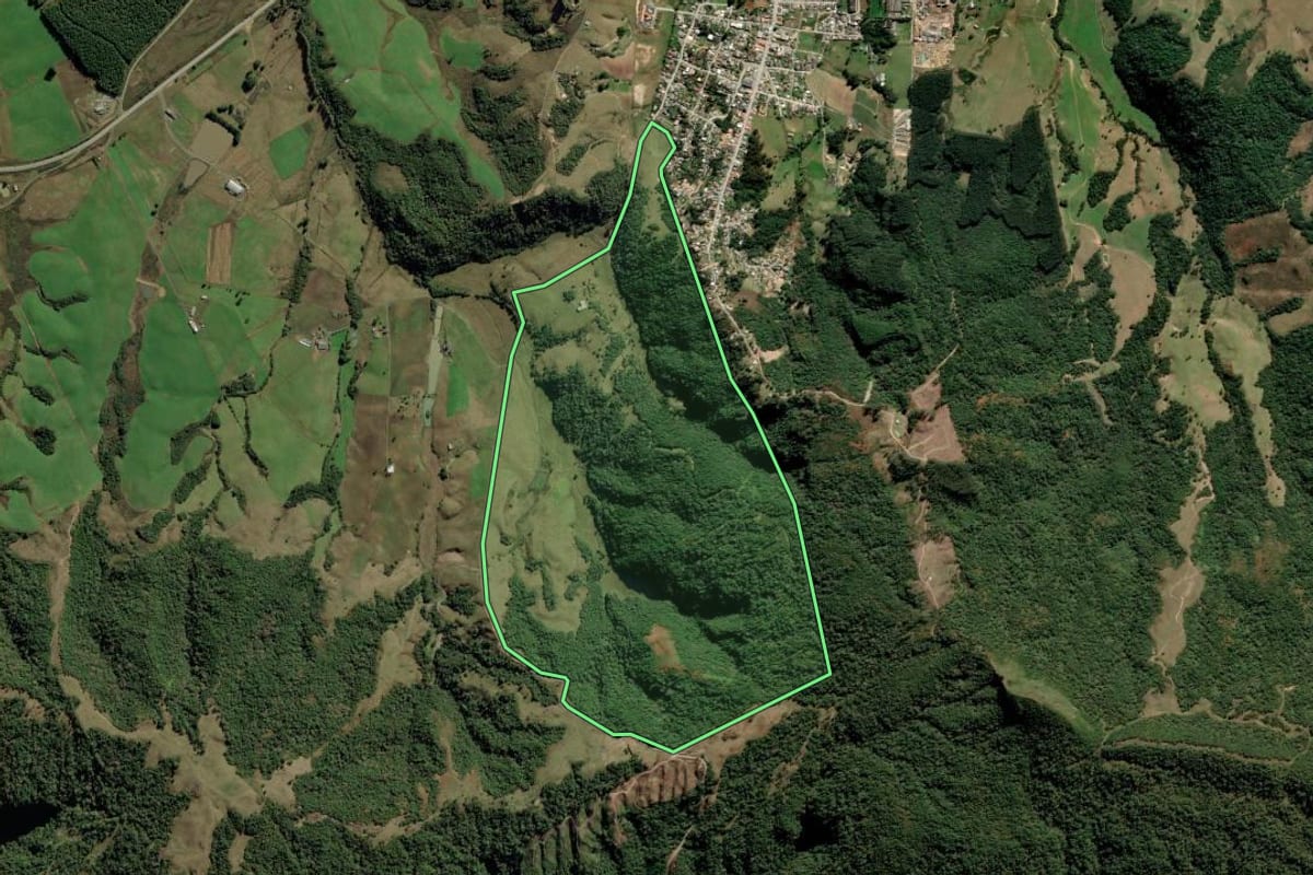 Imagem de satélite do imóvel rural em Bom Retiro (SC), com o contorno declarado no CAR desenhado por cima.