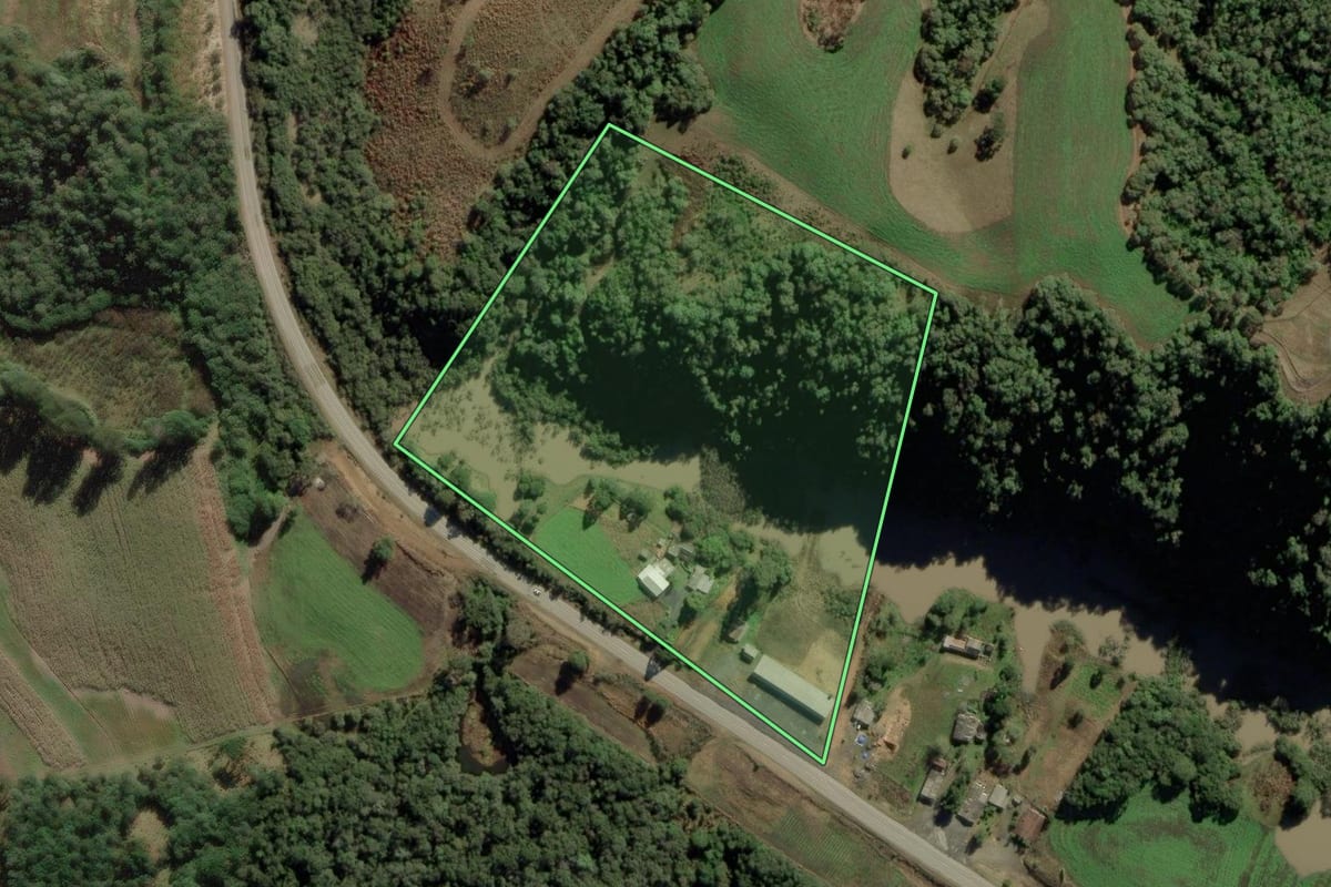 Imagem de satélite do imóvel rural em Bom Retiro (SC), com o contorno declarado no CAR desenhado por cima.