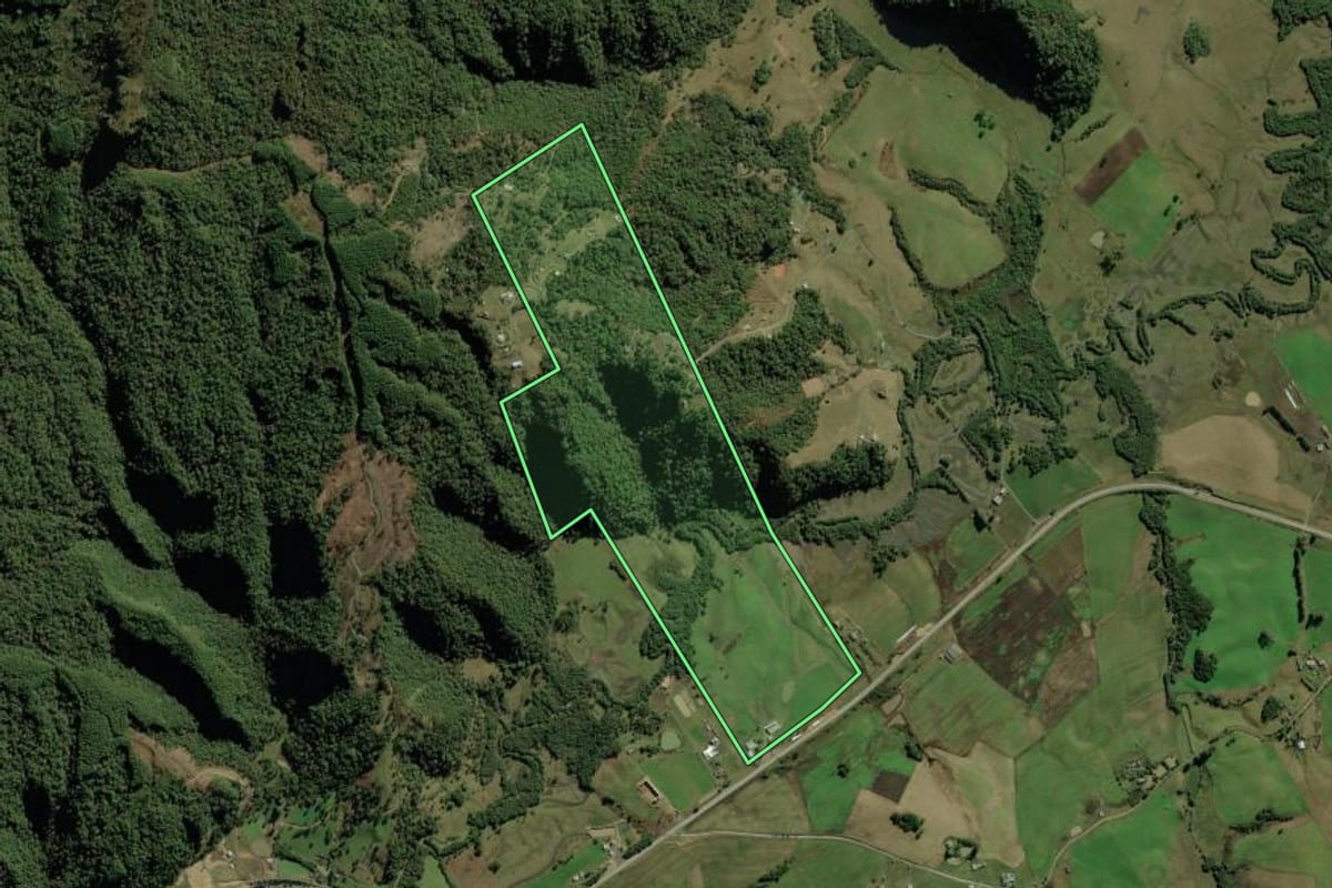 Imagem de satélite do imóvel rural em Bom Retiro (SC), com o contorno declarado no CAR desenhado por cima.