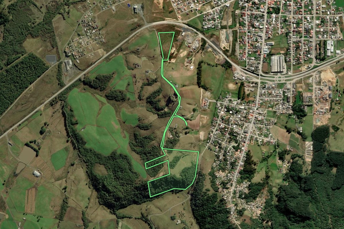 Imagem de satélite do imóvel rural em Bom Retiro (SC), com o contorno declarado no CAR desenhado por cima.