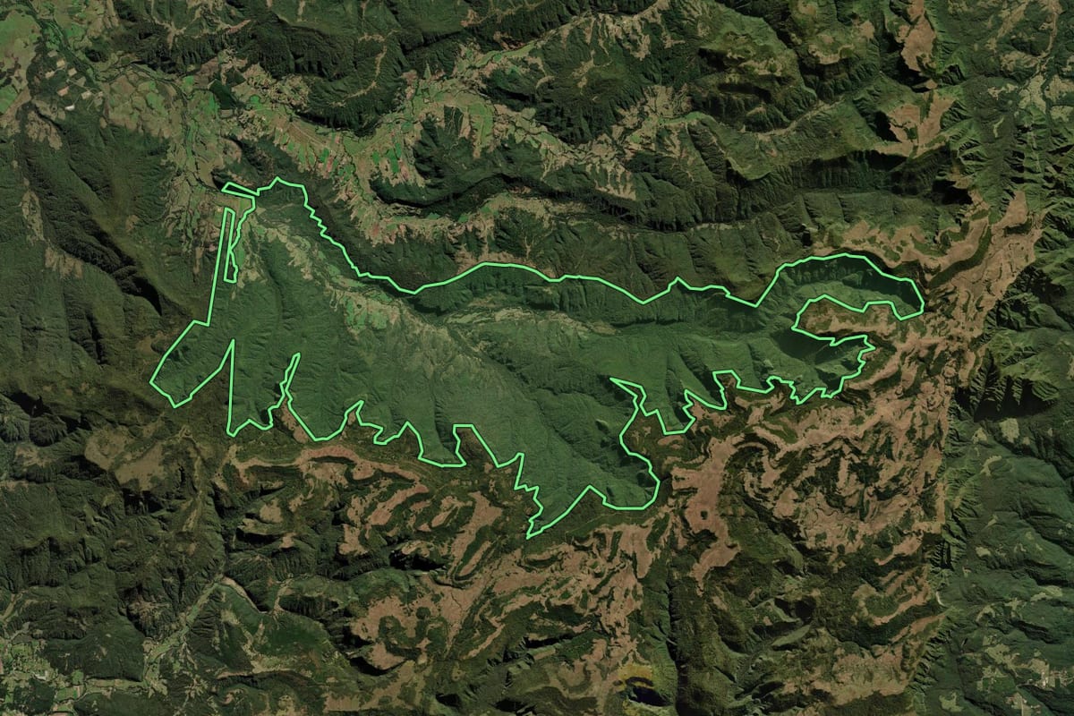 Imagem de satélite do imóvel rural em Bom Retiro (SC), com o contorno declarado no CAR desenhado por cima.