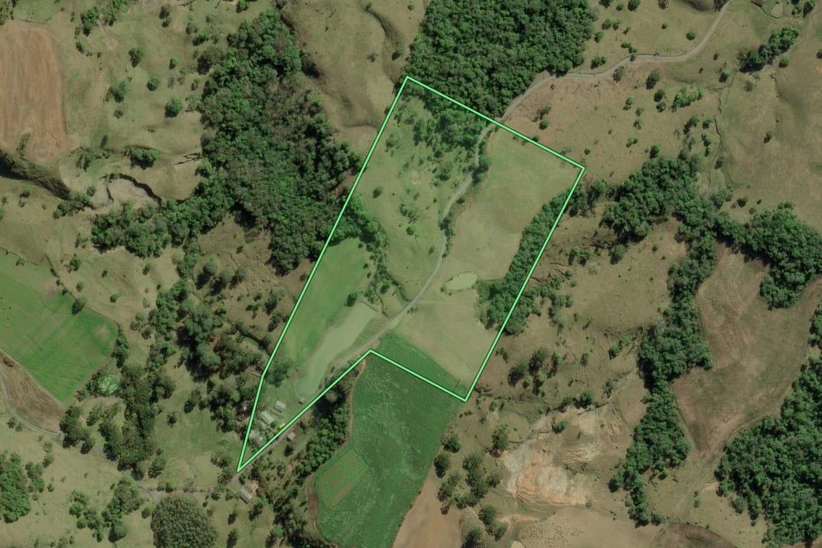 Imagem de satélite do imóvel rural em Bom Retiro (SC), com o contorno declarado no CAR desenhado por cima.
