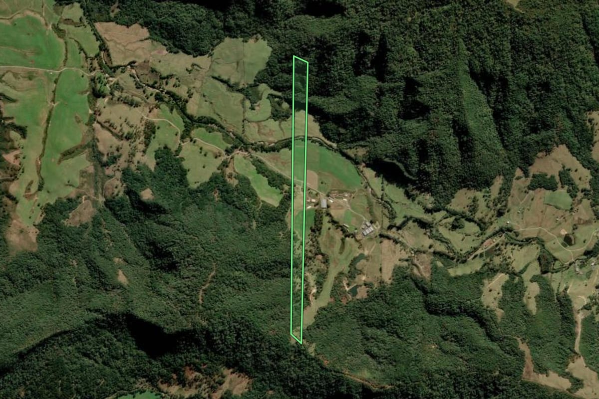 Imagem de satélite do imóvel rural em Bom Retiro (SC), com o contorno declarado no CAR desenhado por cima.
