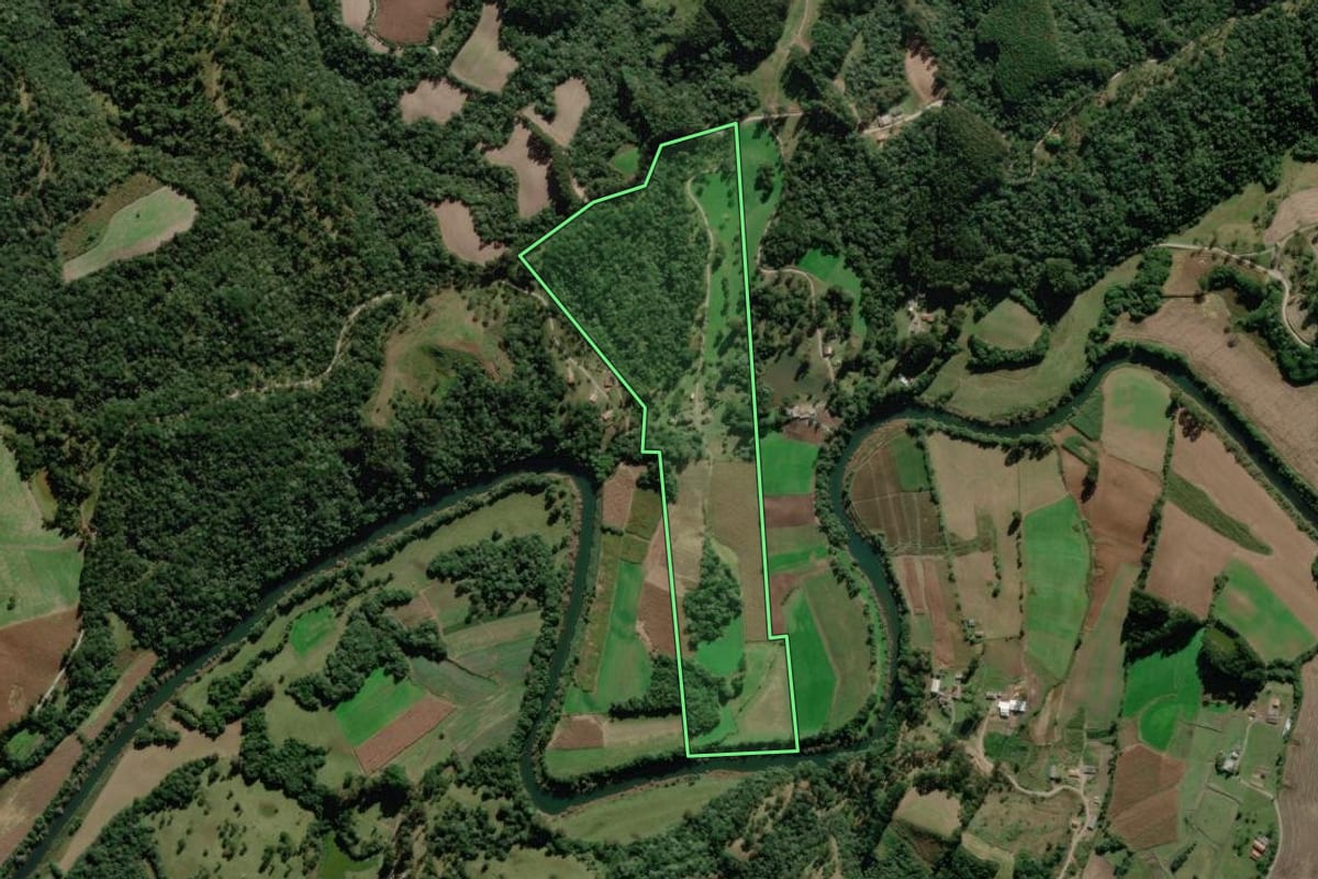 Imagem de satélite do imóvel rural em Bom Retiro (SC), com o contorno declarado no CAR desenhado por cima.