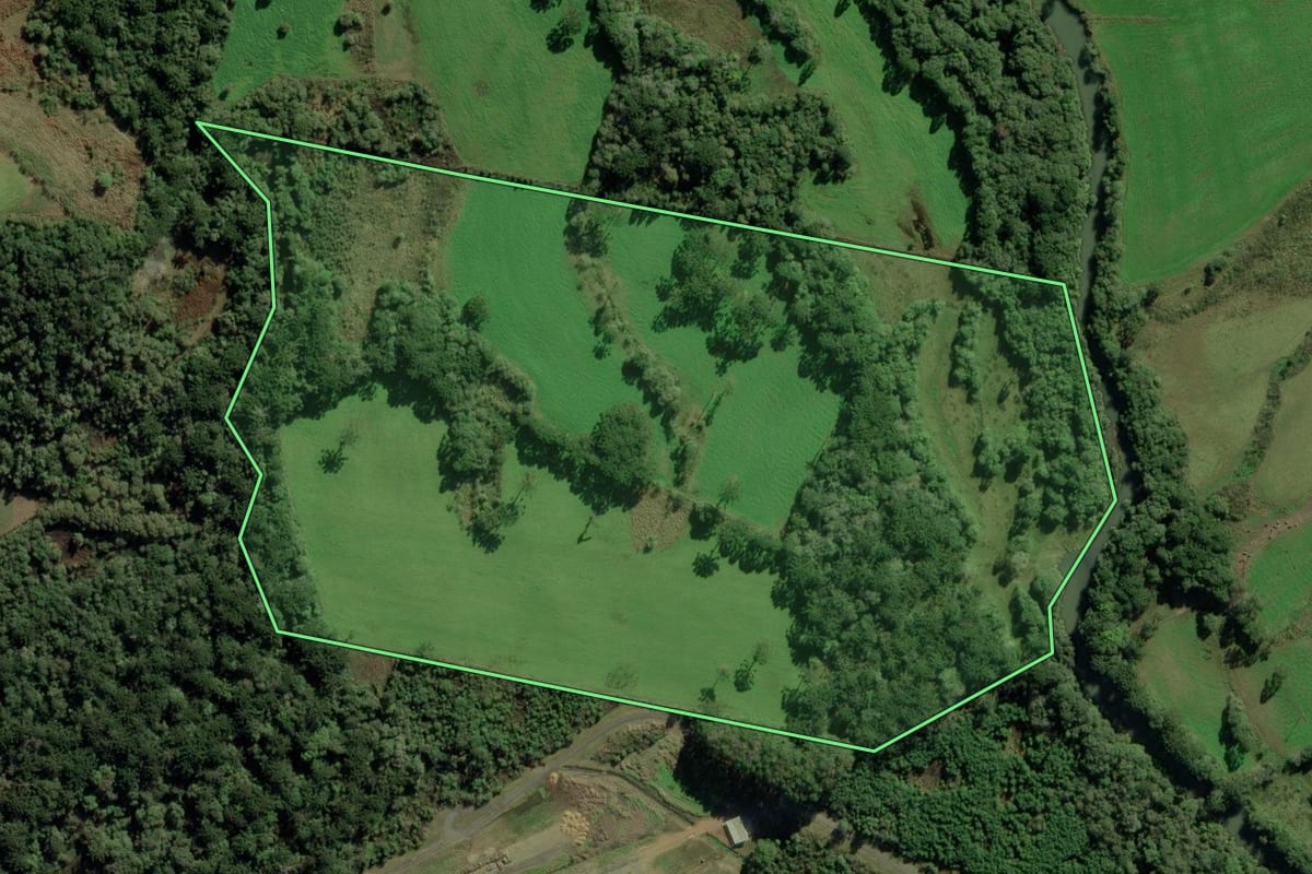 Imagem de satélite do imóvel rural em Bom Retiro (SC), com o contorno declarado no CAR desenhado por cima.