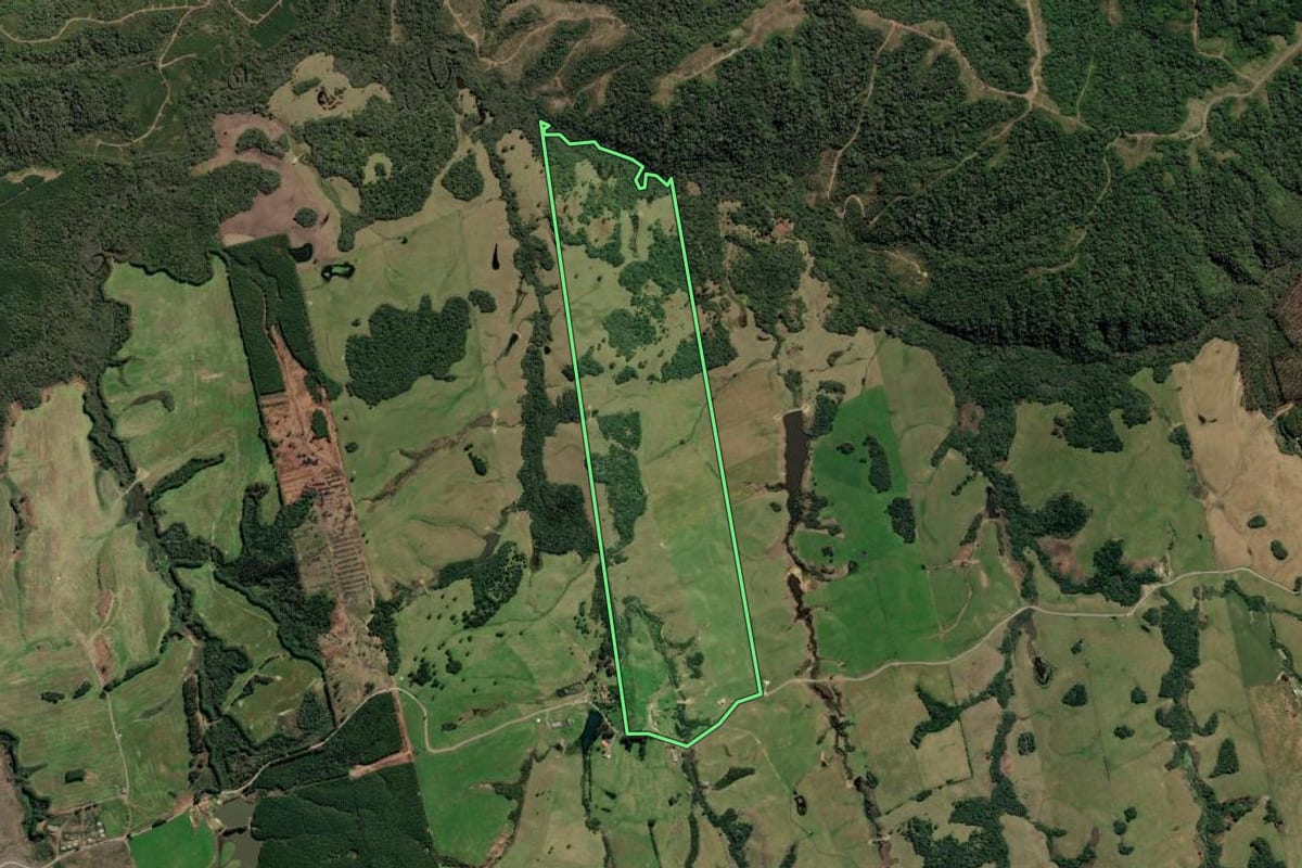 Imagem de satélite do imóvel rural em Bom Retiro (SC), com o contorno declarado no CAR desenhado por cima.