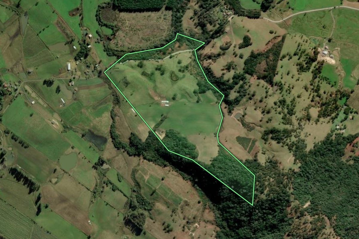 Imagem de satélite do imóvel rural em Bom Retiro (SC), com o contorno declarado no CAR desenhado por cima.