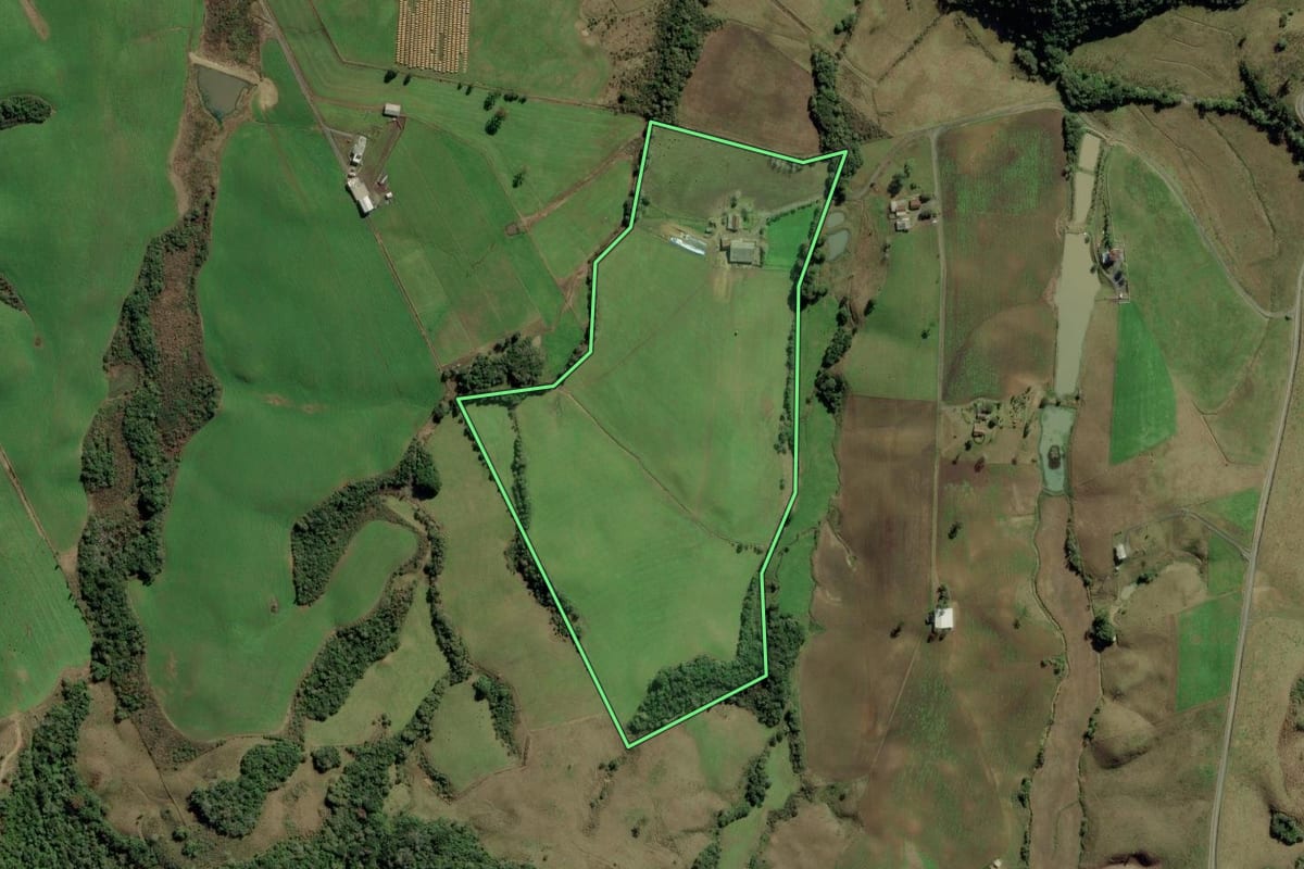 Imagem de satélite do imóvel rural em Bom Retiro (SC), com o contorno declarado no CAR desenhado por cima.