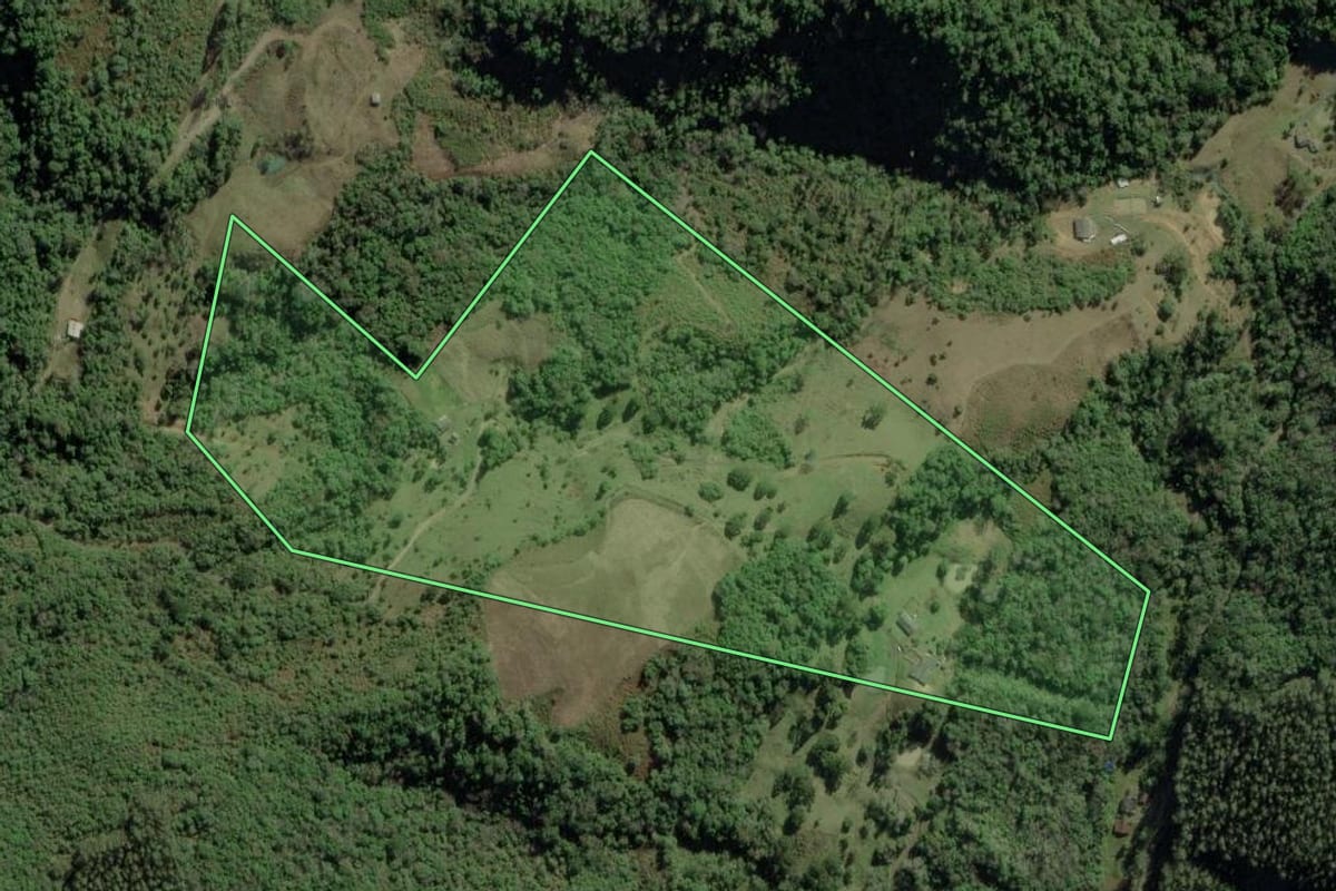 Imagem de satélite do imóvel rural em Bom Retiro (SC), com o contorno declarado no CAR desenhado por cima.