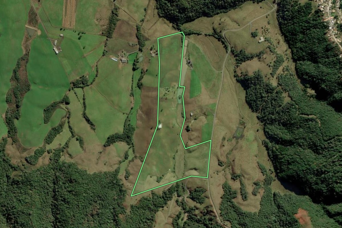 Imagem de satélite do imóvel rural em Bom Retiro (SC), com o contorno declarado no CAR desenhado por cima.