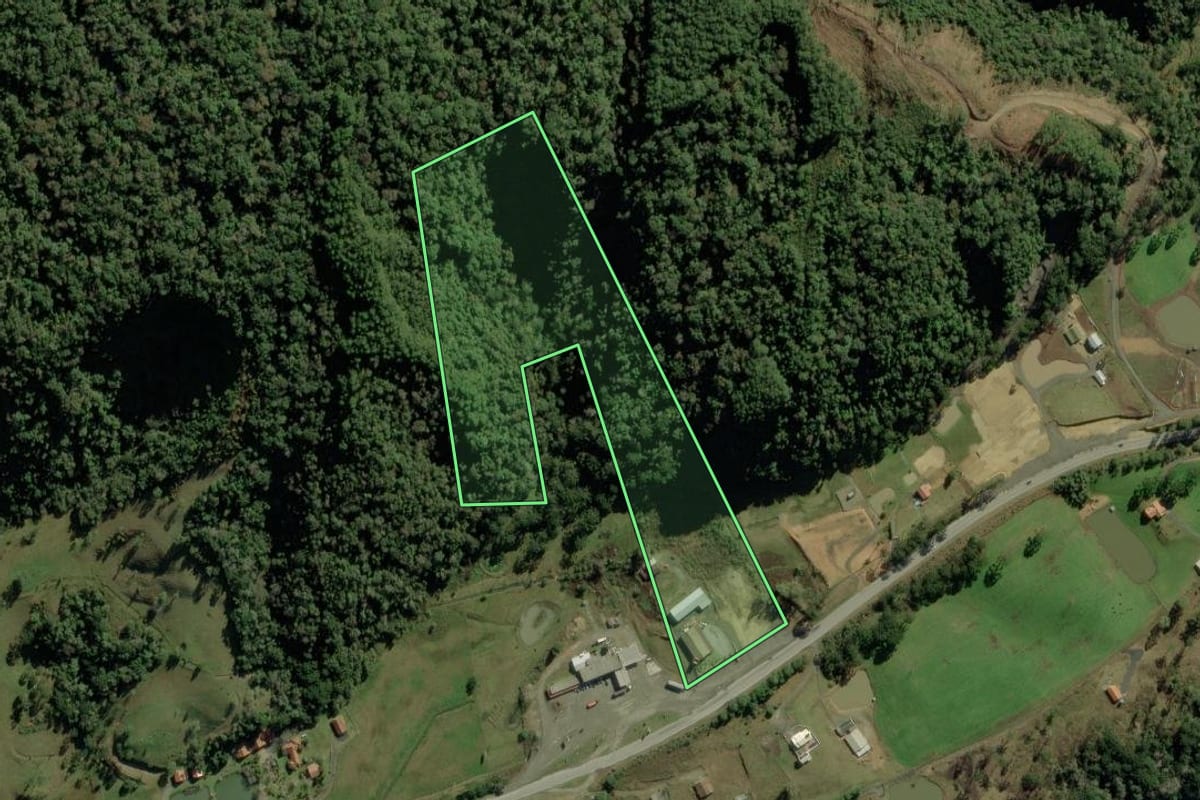 Imagem de satélite do imóvel rural em Bom Retiro (SC), com o contorno declarado no CAR desenhado por cima.