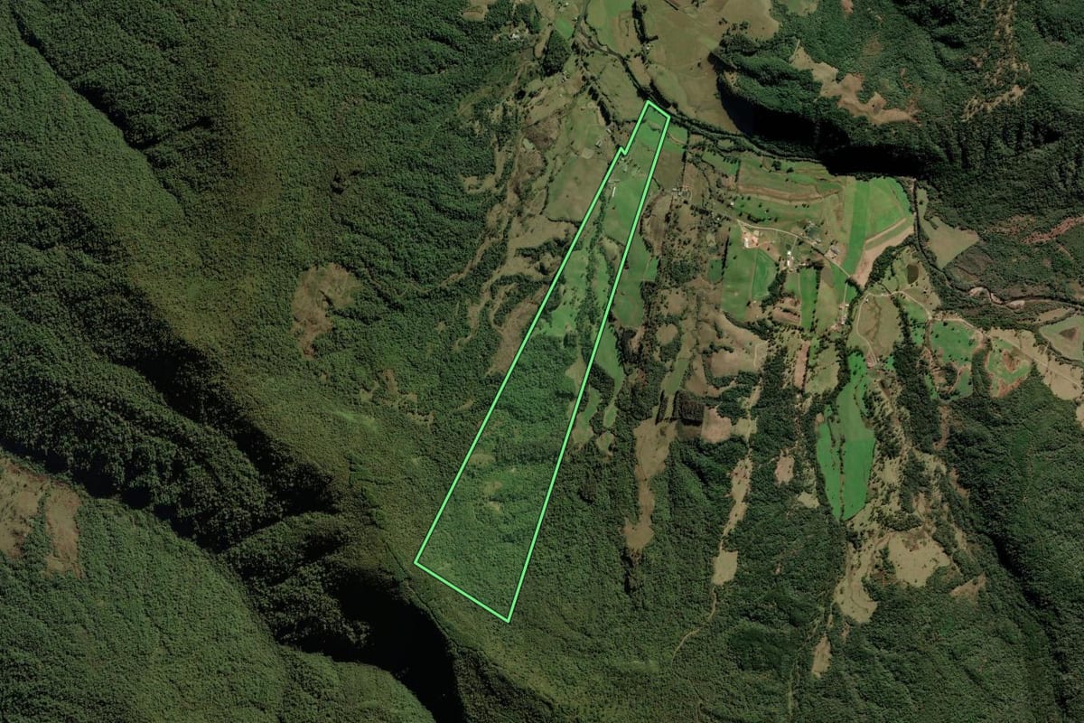 Imagem de satélite do imóvel rural em Bom Retiro (SC), com o contorno declarado no CAR desenhado por cima.