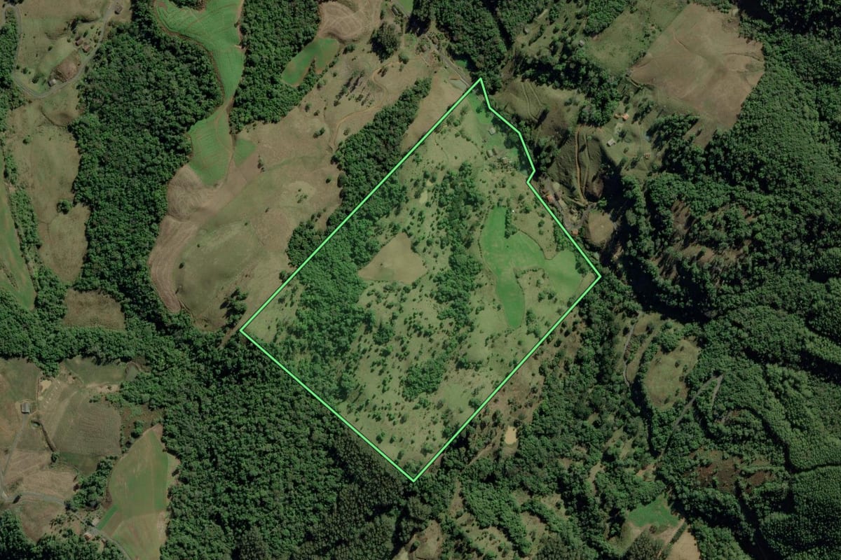 Imagem de satélite do imóvel rural em Bom Retiro (SC), com o contorno declarado no CAR desenhado por cima.