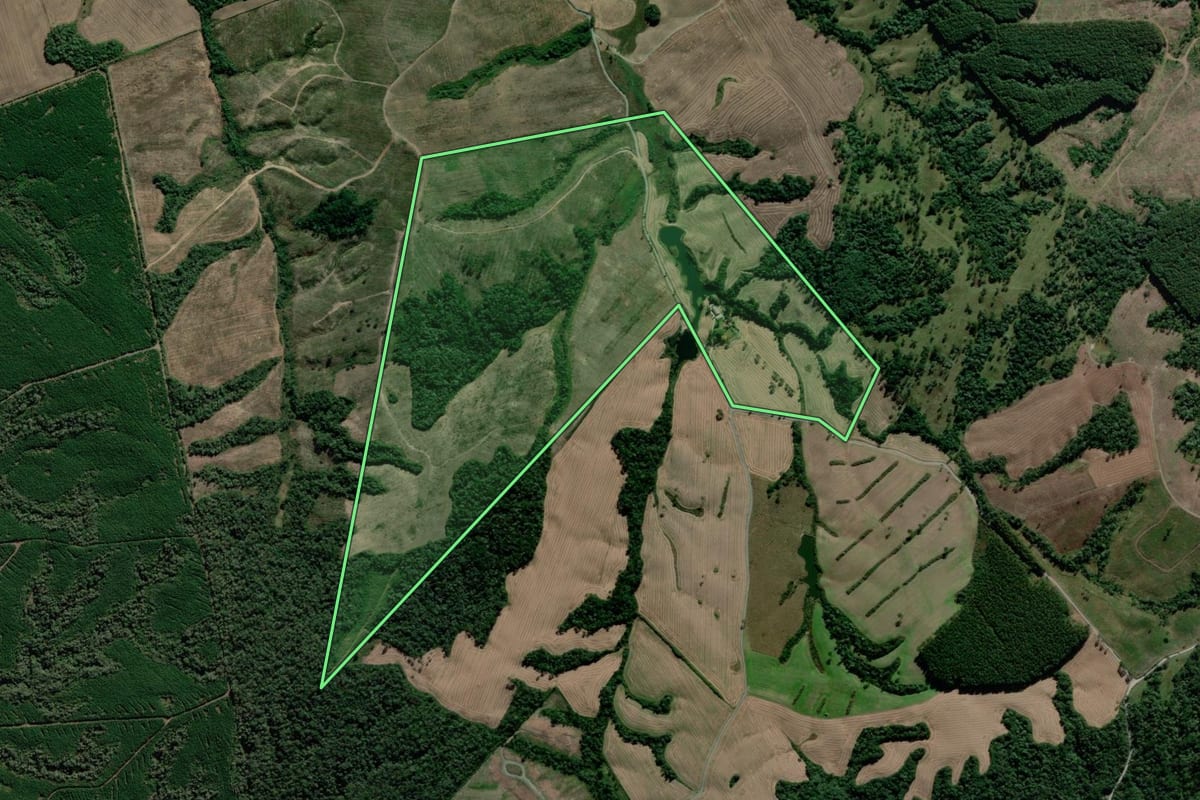 Imagem de satélite do imóvel rural em Bom Retiro (SC), com o contorno declarado no CAR desenhado por cima.
