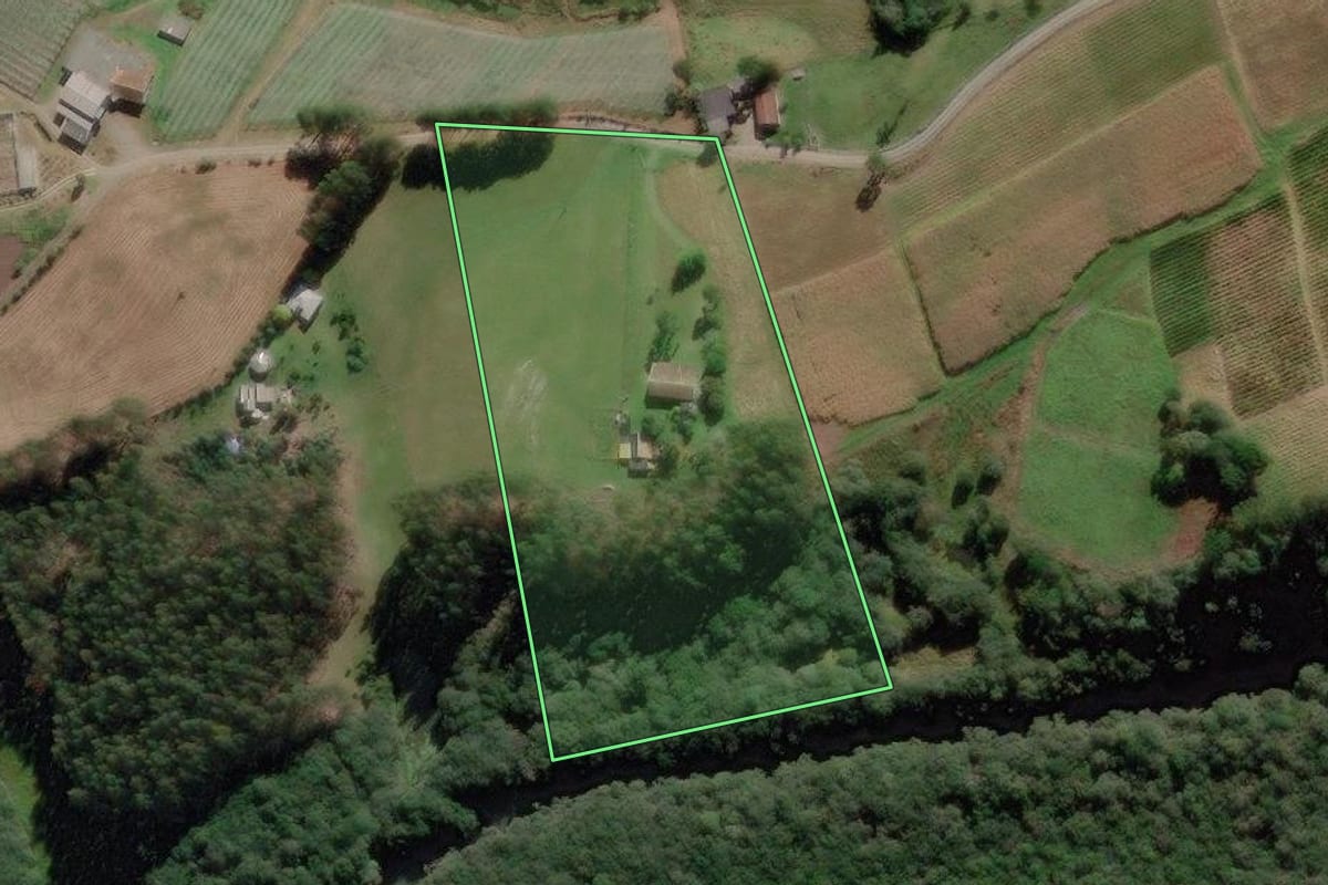 Imagem de satélite do imóvel rural em Bom Retiro (SC), com o contorno declarado no CAR desenhado por cima.