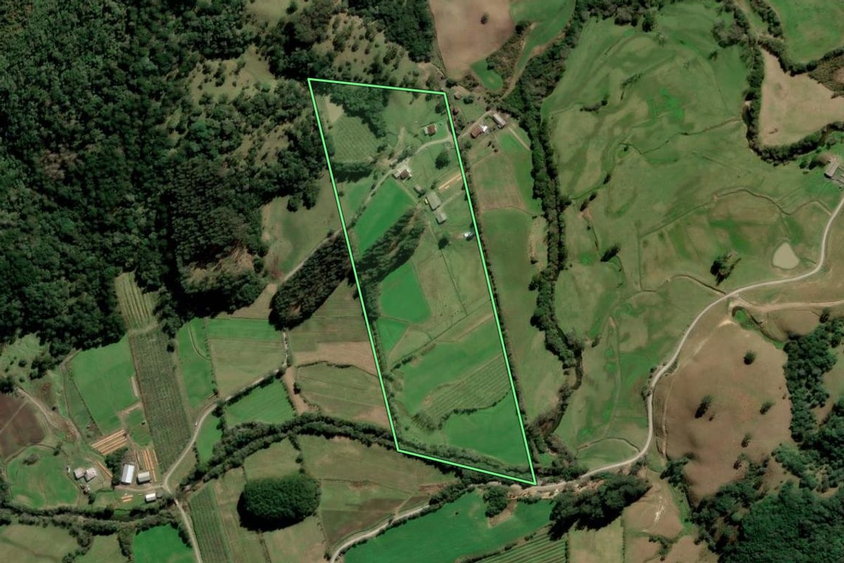Imagem de satélite do imóvel rural em Bom Retiro (SC), com o contorno declarado no CAR desenhado por cima.