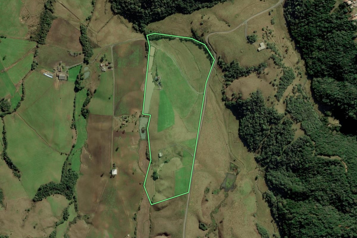 Imagem de satélite do imóvel rural em Bom Retiro (SC), com o contorno declarado no CAR desenhado por cima.