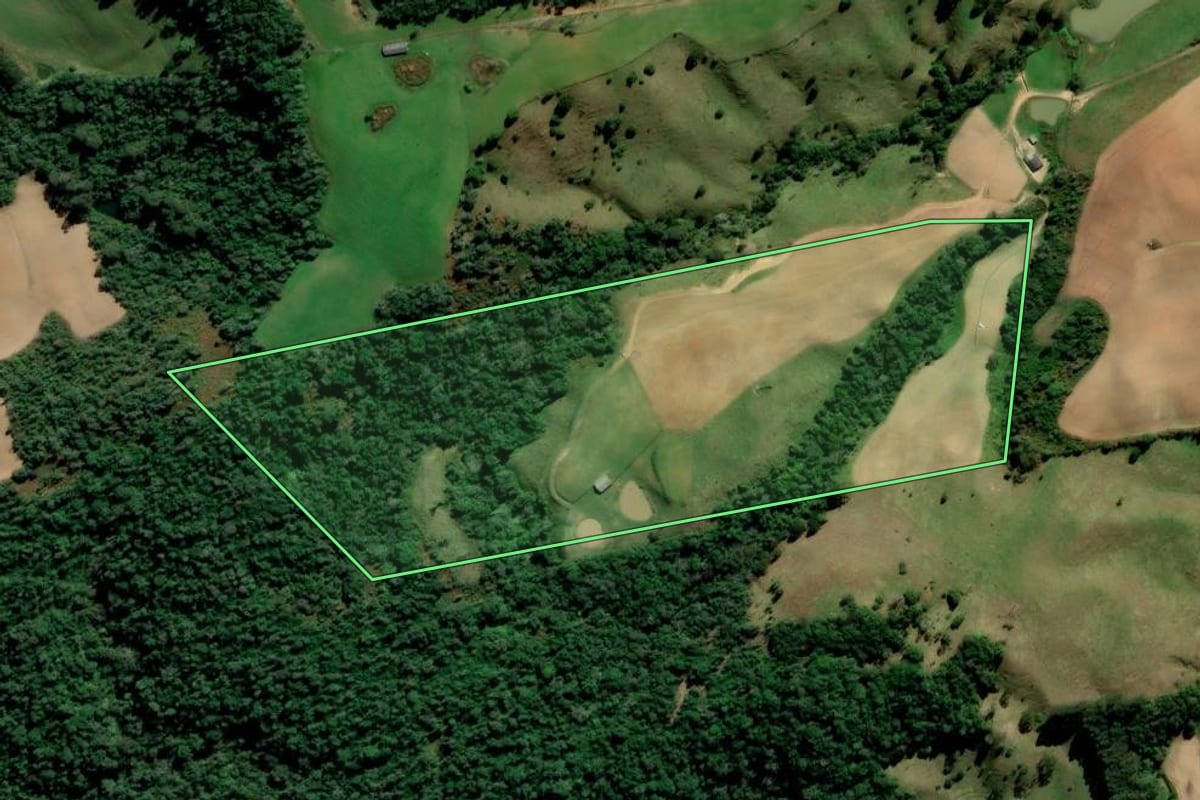 Imagem de satélite do imóvel rural em Bom Retiro (SC), com o contorno declarado no CAR desenhado por cima.