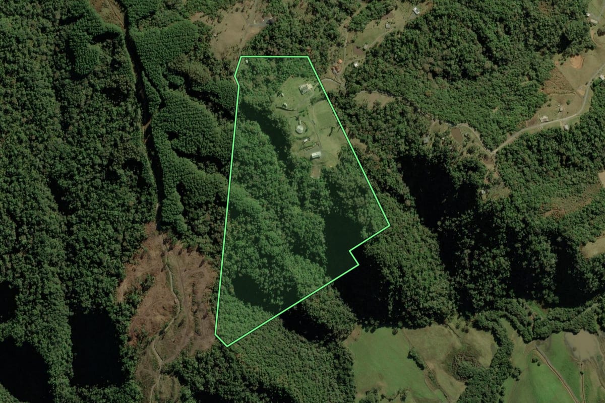 Imagem de satélite do imóvel rural em Bom Retiro (SC), com o contorno declarado no CAR desenhado por cima.