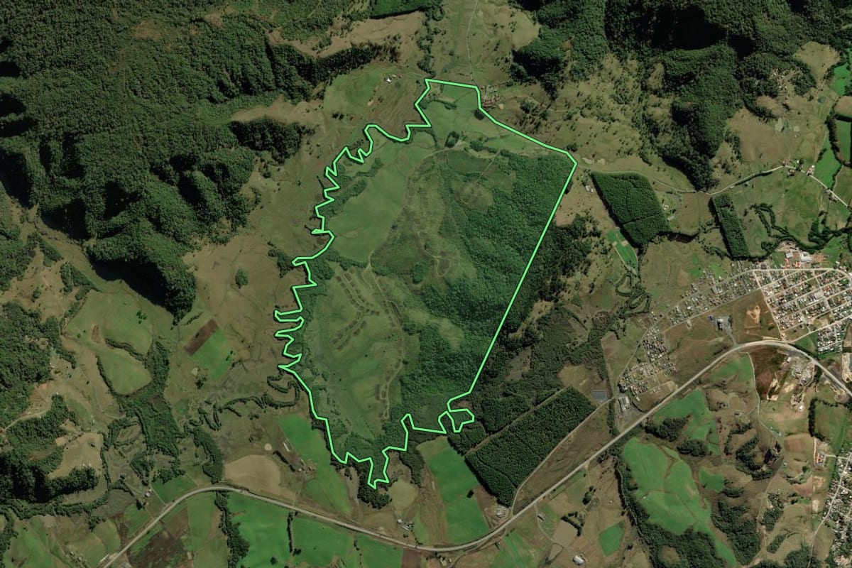 Imagem de satélite do imóvel rural em Bom Retiro (SC), com o contorno declarado no CAR desenhado por cima.