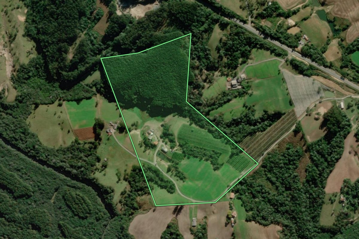 Imagem de satélite do imóvel rural em Bom Retiro (SC), com o contorno declarado no CAR desenhado por cima.