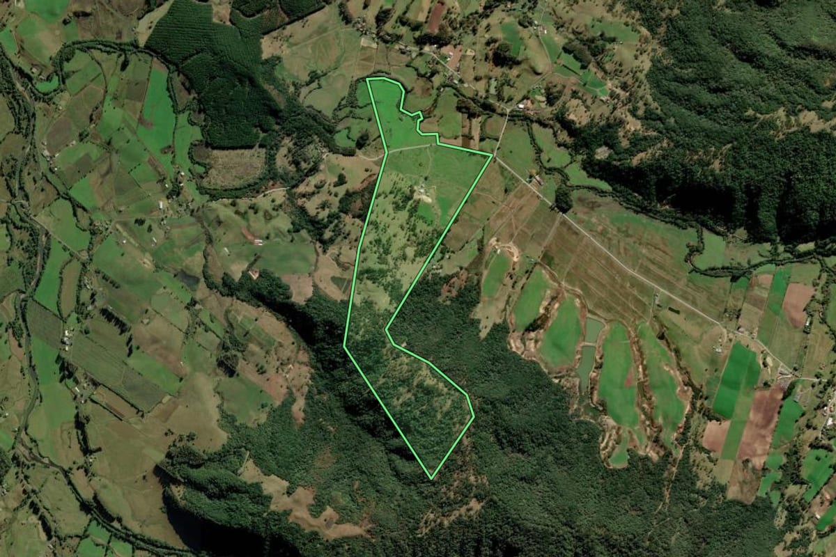 Imagem de satélite do imóvel rural em Bom Retiro (SC), com o contorno declarado no CAR desenhado por cima.