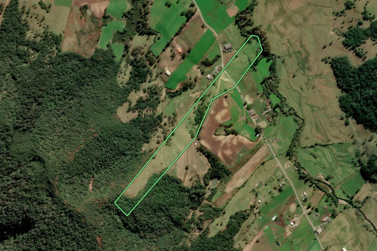 Imagem de satélite do imóvel rural em Bom Retiro (SC), com o contorno declarado no CAR desenhado por cima.