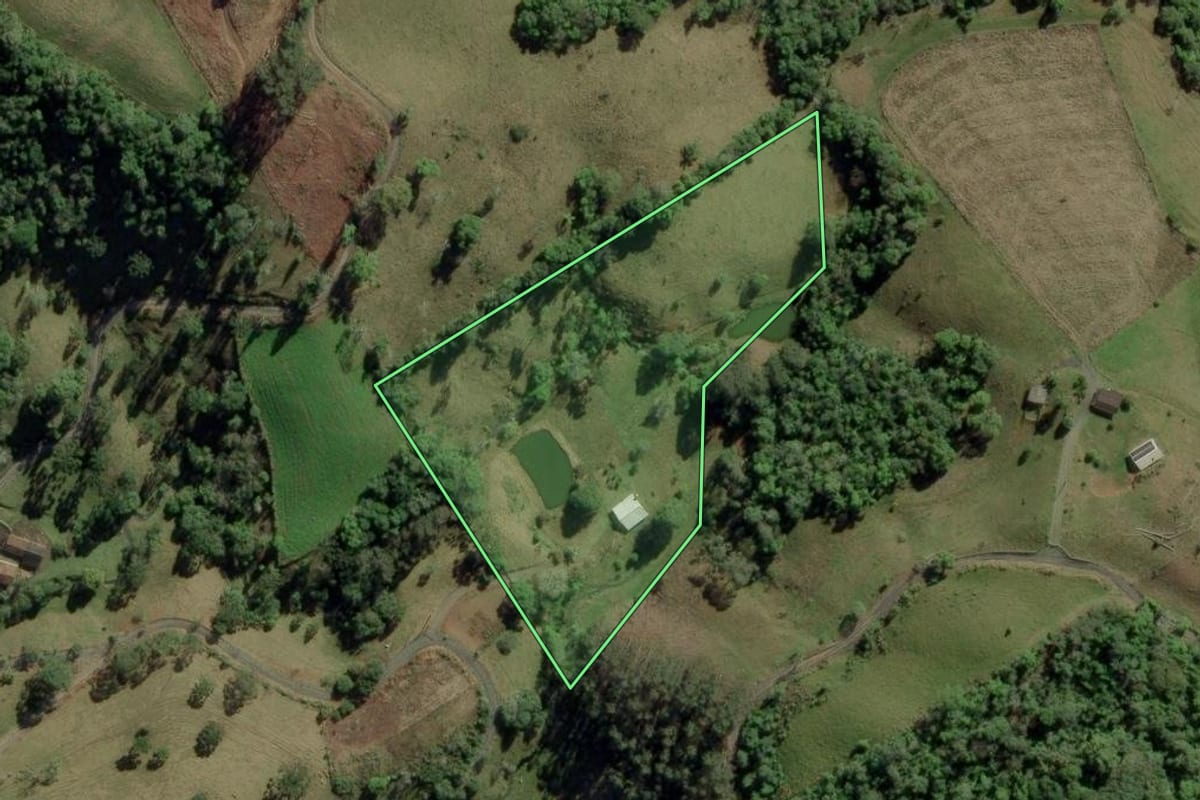 Imagem de satélite do imóvel rural em Bom Retiro (SC), com o contorno declarado no CAR desenhado por cima.