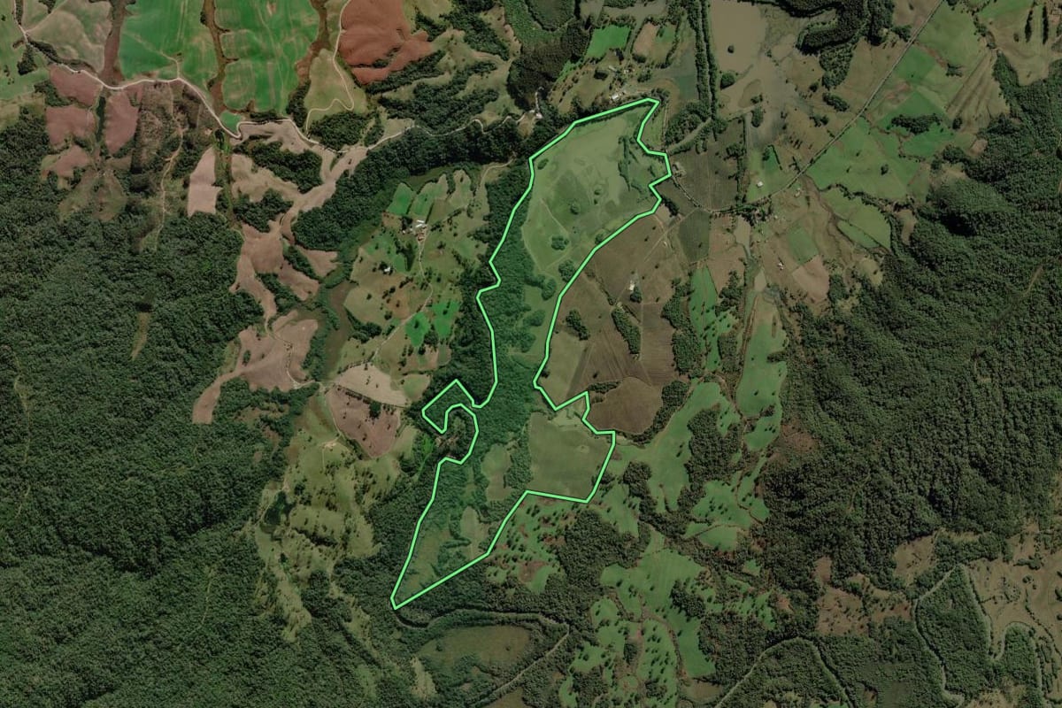 Imagem de satélite do imóvel rural em Bom Retiro (SC), com o contorno declarado no CAR desenhado por cima.