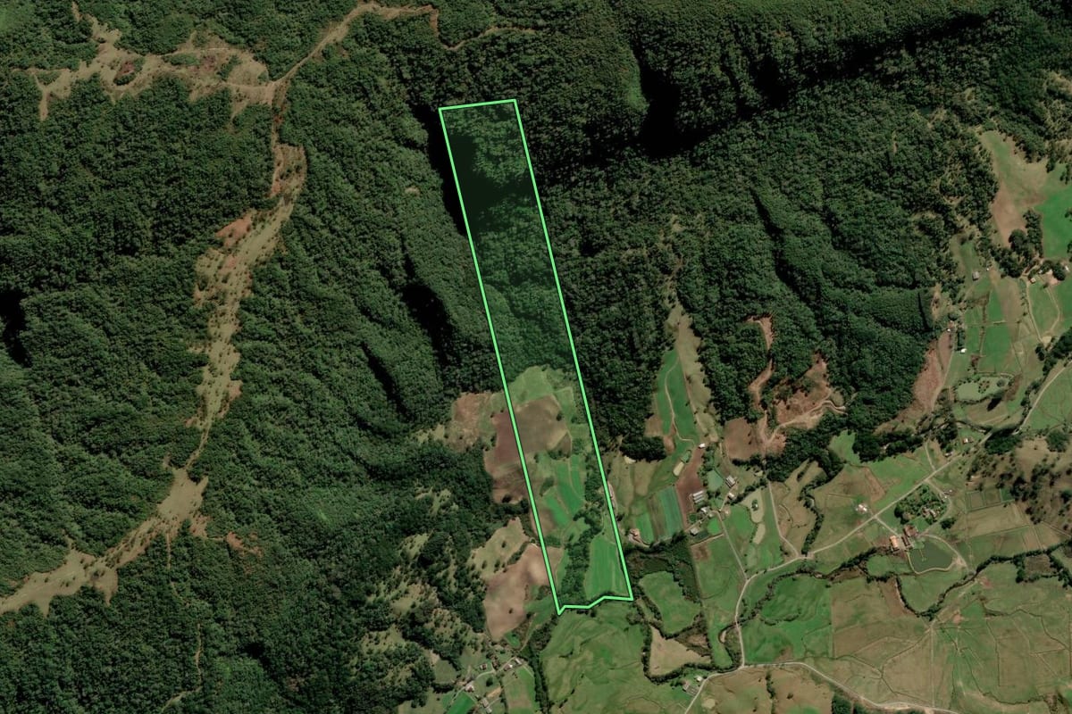 Imagem de satélite do imóvel rural em Bom Retiro (SC), com o contorno declarado no CAR desenhado por cima.