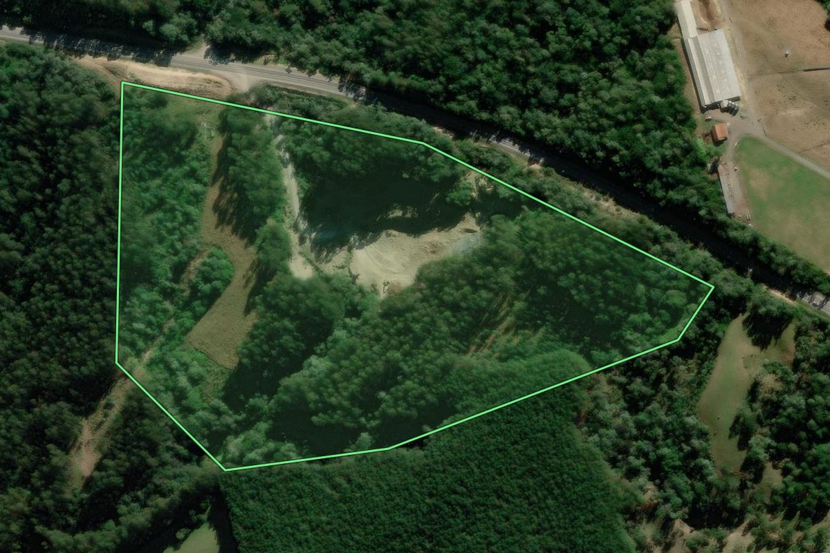 Imagem de satélite do imóvel rural em Bom Retiro (SC), com o contorno declarado no CAR desenhado por cima.