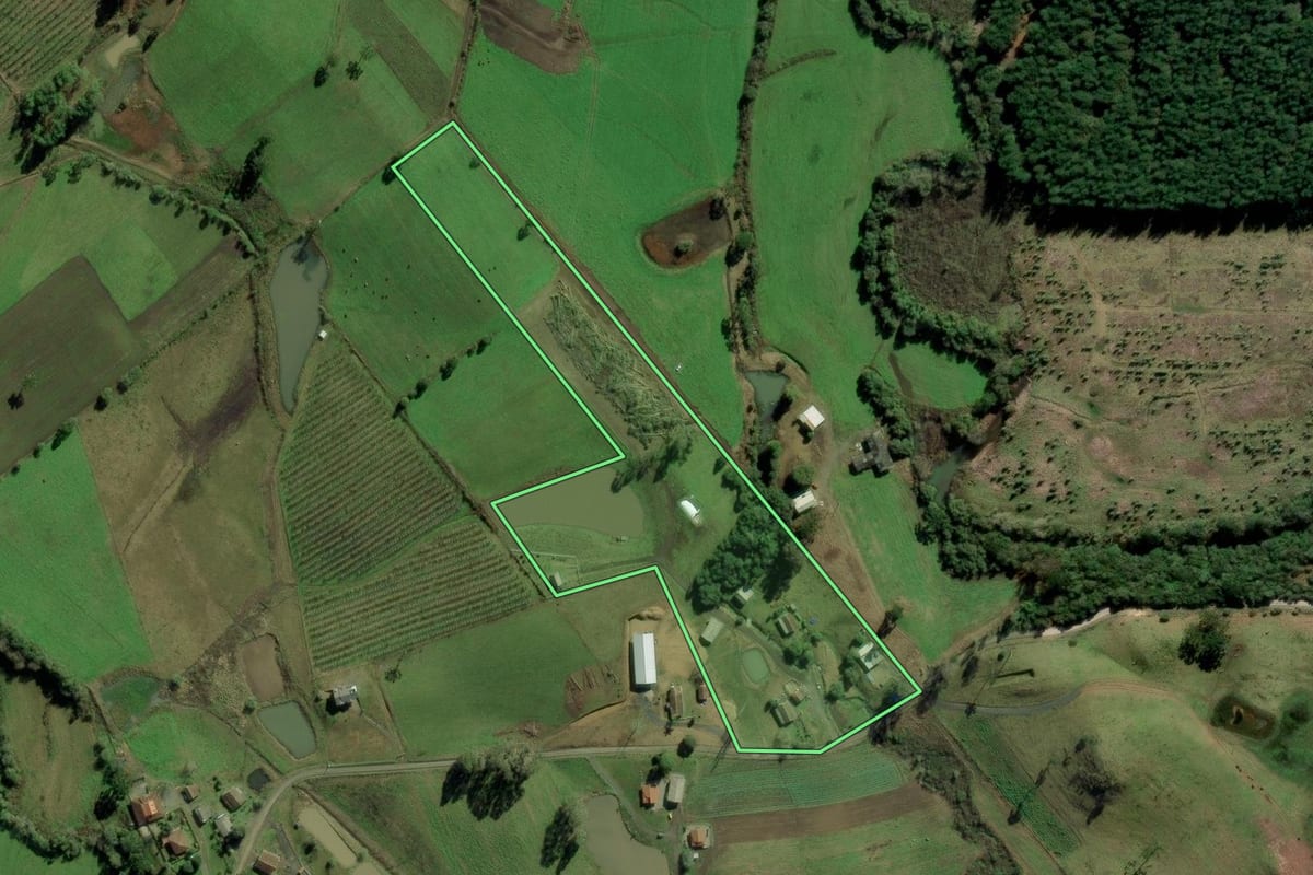 Imagem de satélite do imóvel rural em Bom Retiro (SC), com o contorno declarado no CAR desenhado por cima.