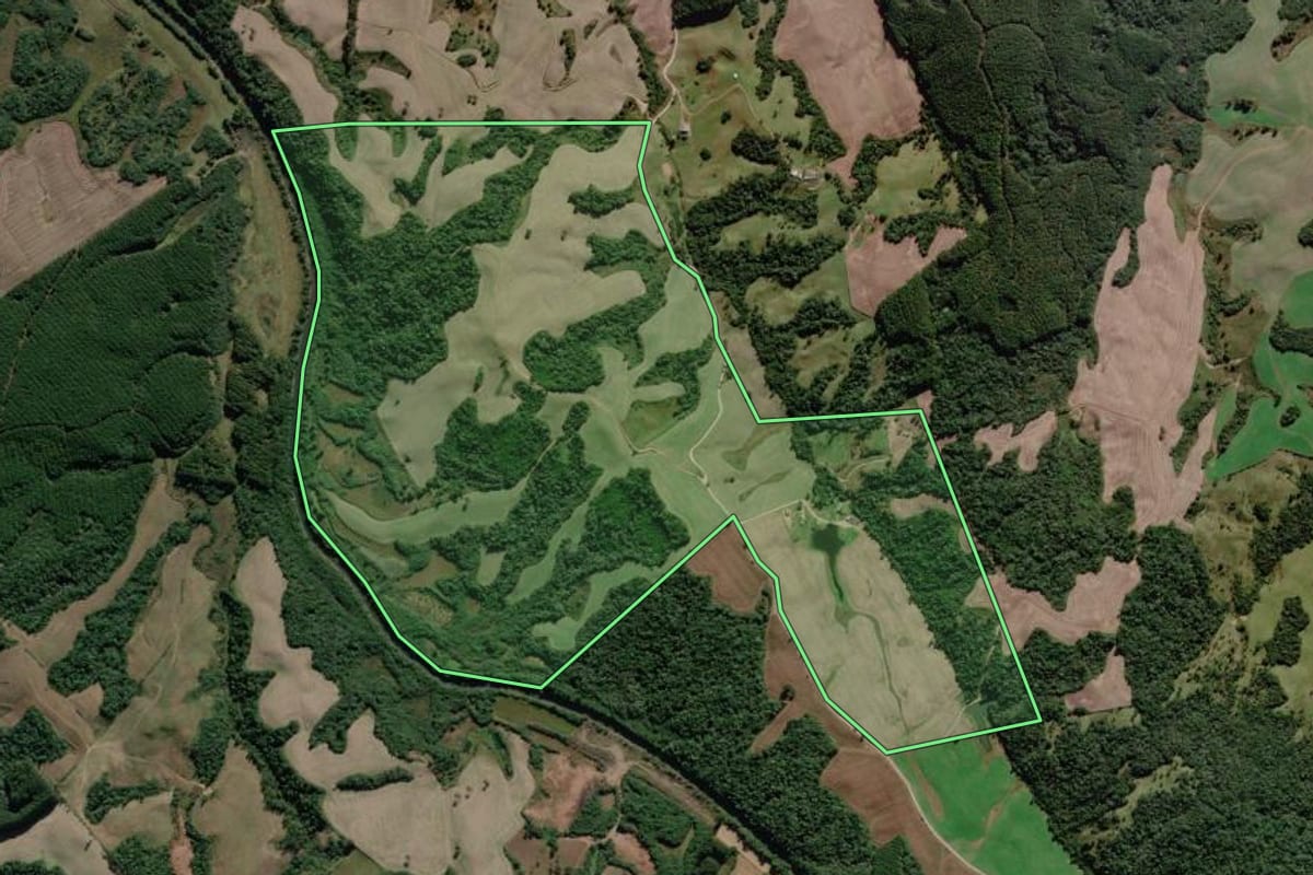 Imagem de satélite do imóvel rural em Bom Retiro (SC), com o contorno declarado no CAR desenhado por cima.
