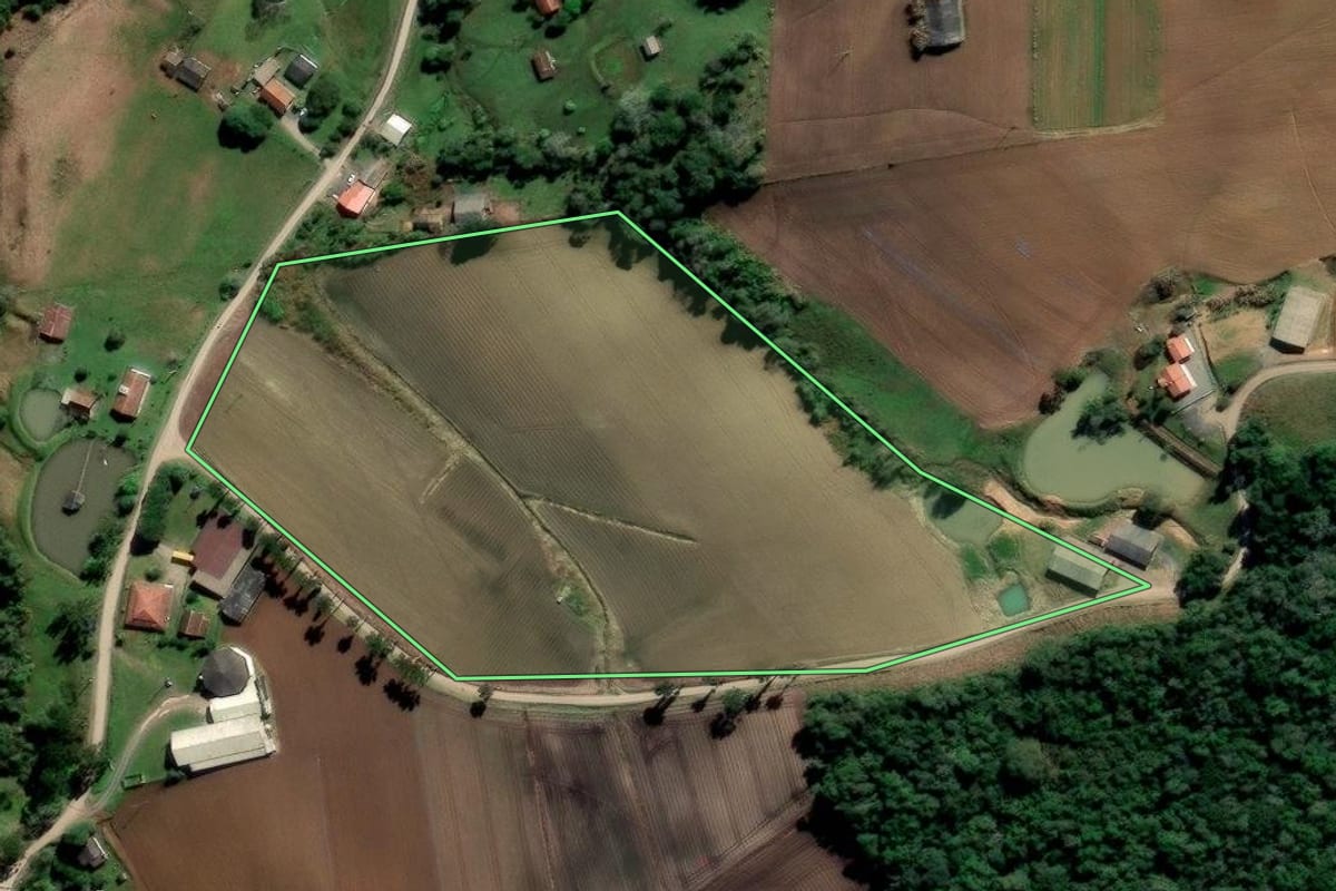 Imagem de satélite do imóvel rural em Bom Retiro (SC), com o contorno declarado no CAR desenhado por cima.