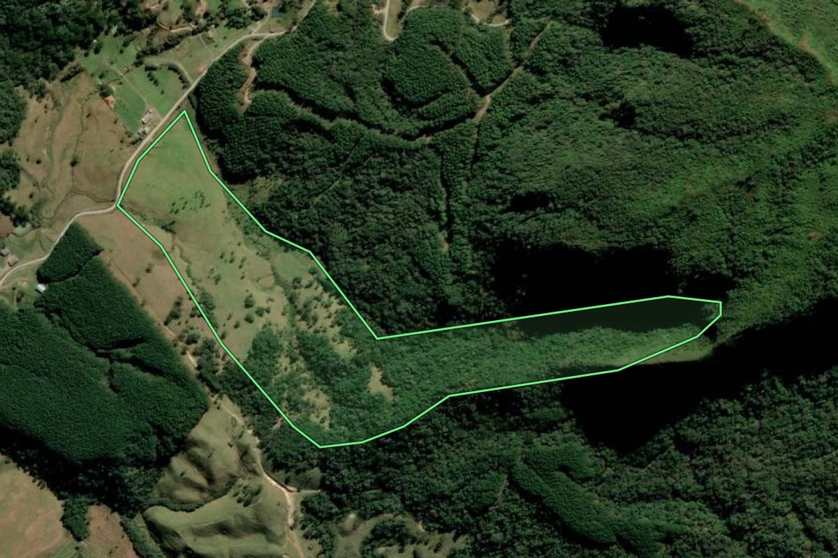 Imagem de satélite do imóvel rural em Bom Retiro (SC), com o contorno declarado no CAR desenhado por cima.
