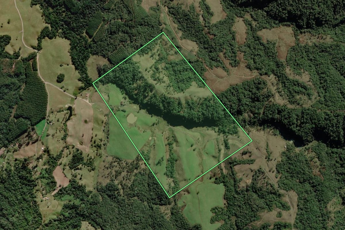 Imagem de satélite do imóvel rural em Bom Retiro (SC), com o contorno declarado no CAR desenhado por cima.