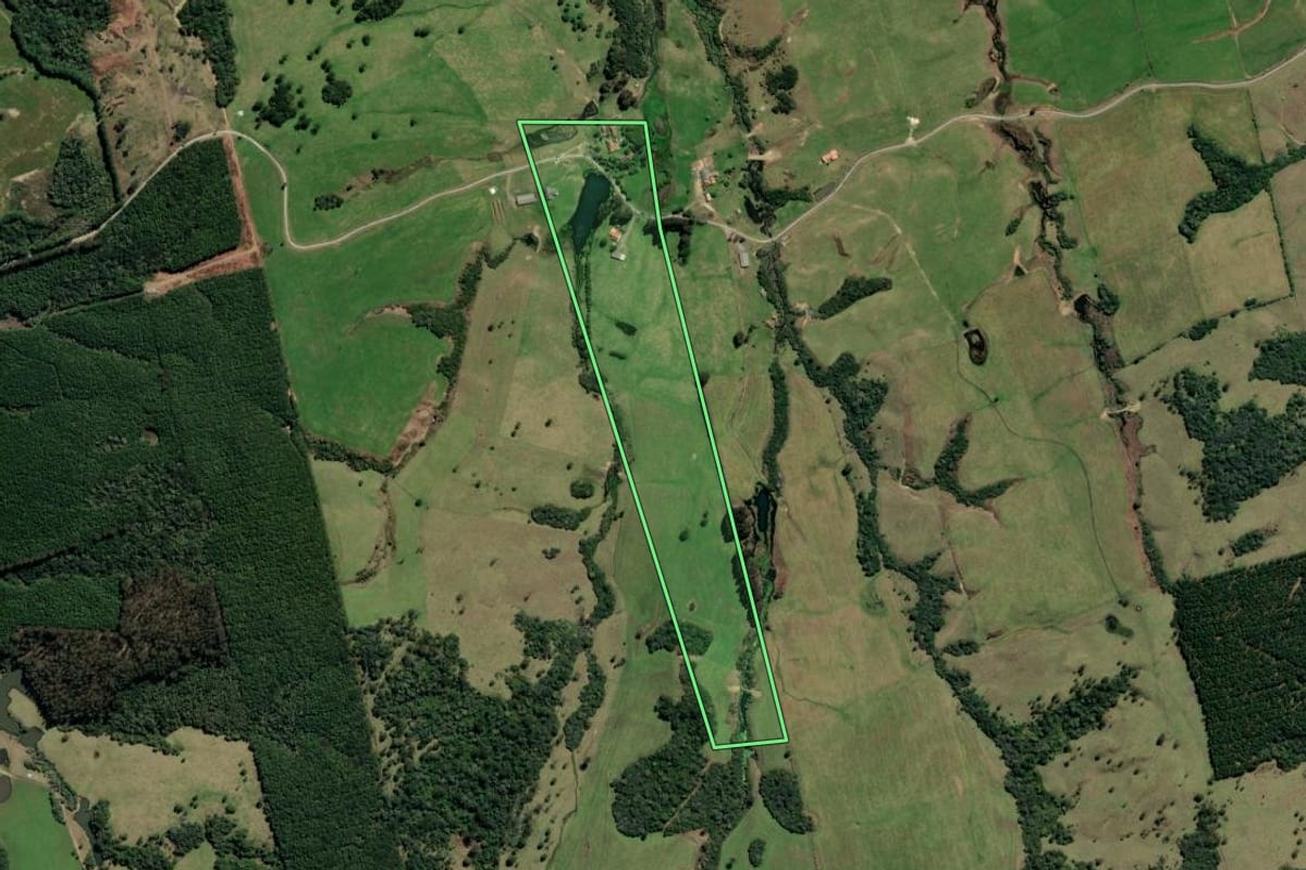 Imagem de satélite do imóvel rural em Bom Retiro (SC), com o contorno declarado no CAR desenhado por cima.