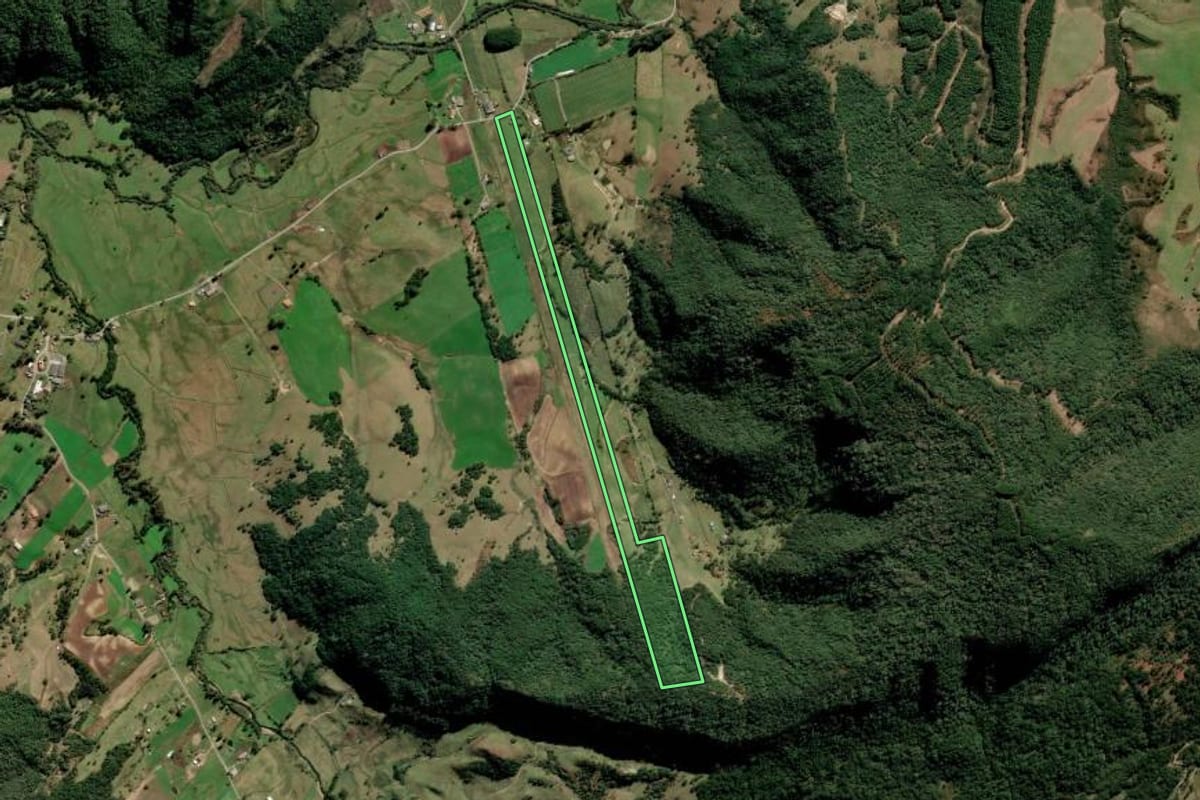 Imagem de satélite do imóvel rural em Bom Retiro (SC), com o contorno declarado no CAR desenhado por cima.