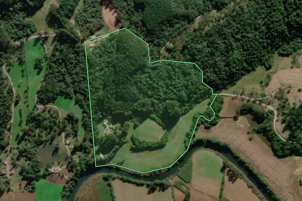 Imagem de satélite do imóvel rural em Bom Retiro (SC), com o contorno declarado no CAR desenhado por cima.