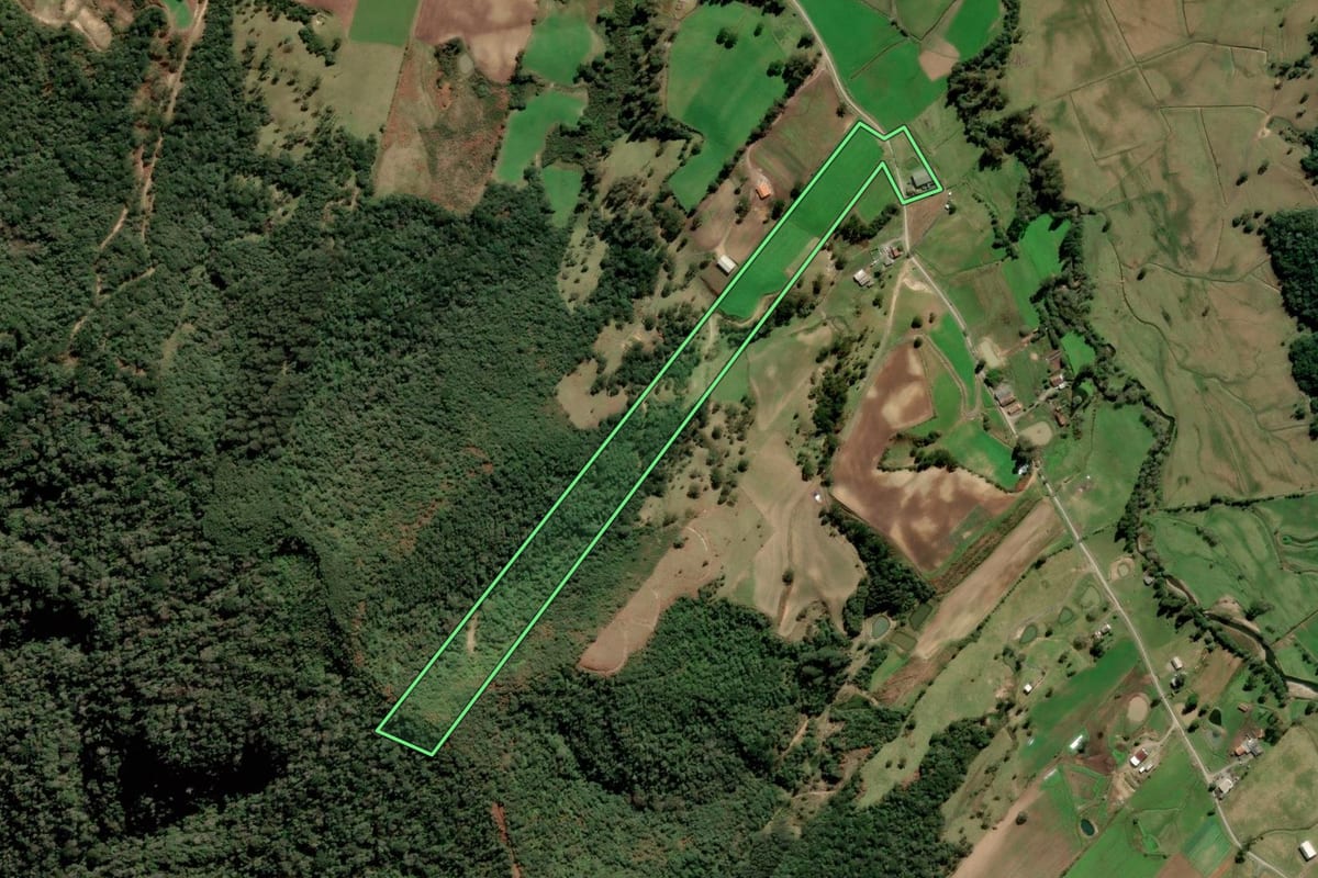 Imagem de satélite do imóvel rural em Bom Retiro (SC), com o contorno declarado no CAR desenhado por cima.