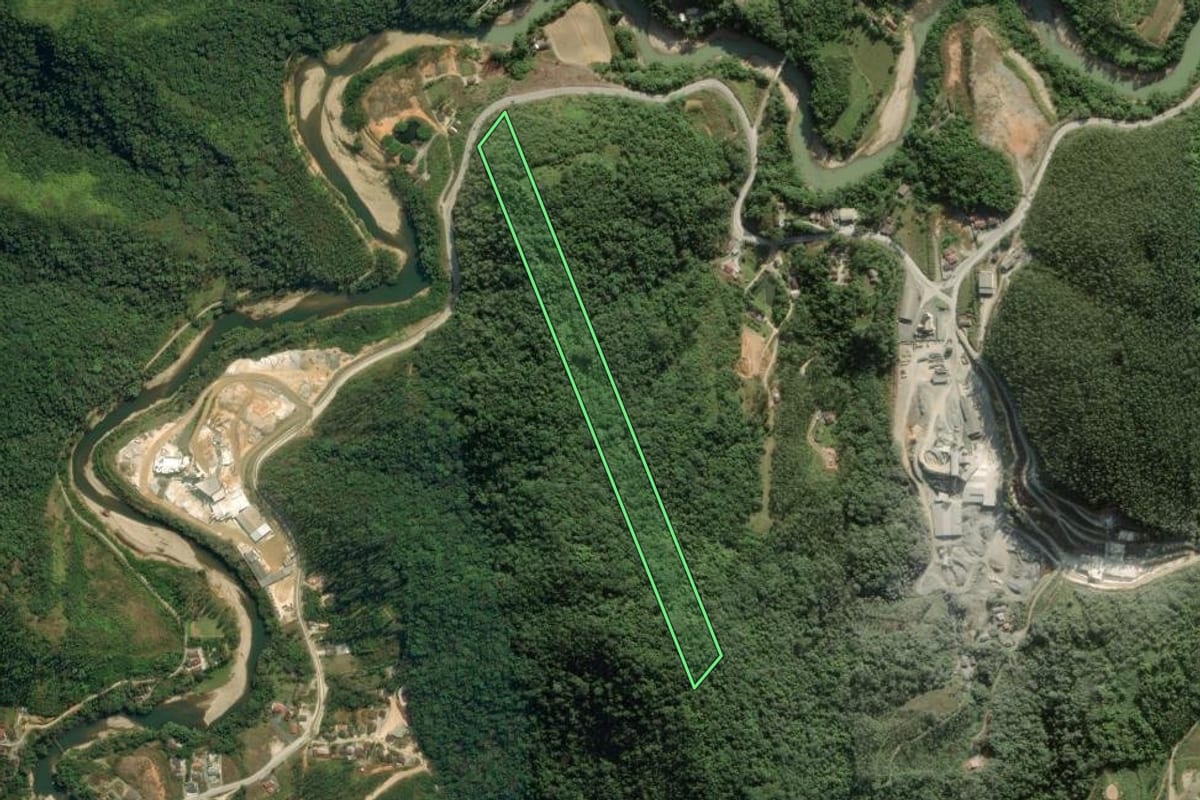 Imagem de satélite do imóvel rural em Botuverá (SC), com o contorno declarado no CAR desenhado por cima.
