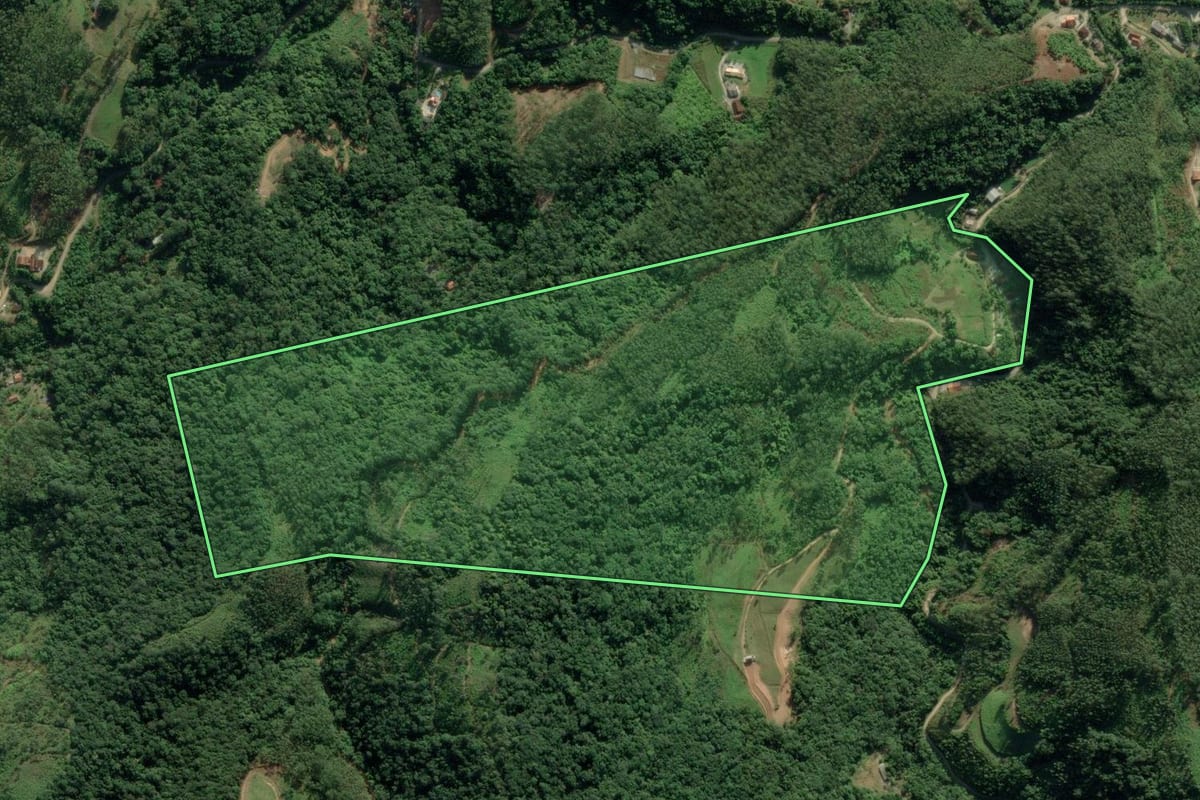 Imagem de satélite do imóvel rural em Botuverá (SC), com o contorno declarado no CAR desenhado por cima.