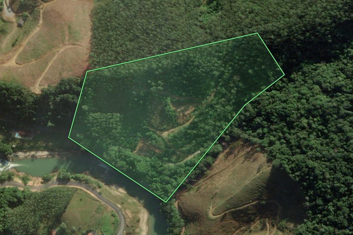 Imagem de satélite do imóvel rural em Botuverá (SC), com o contorno declarado no CAR desenhado por cima.