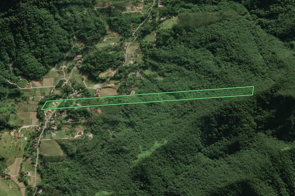 Imagem de satélite do imóvel rural em Botuverá (SC), com o contorno declarado no CAR desenhado por cima.