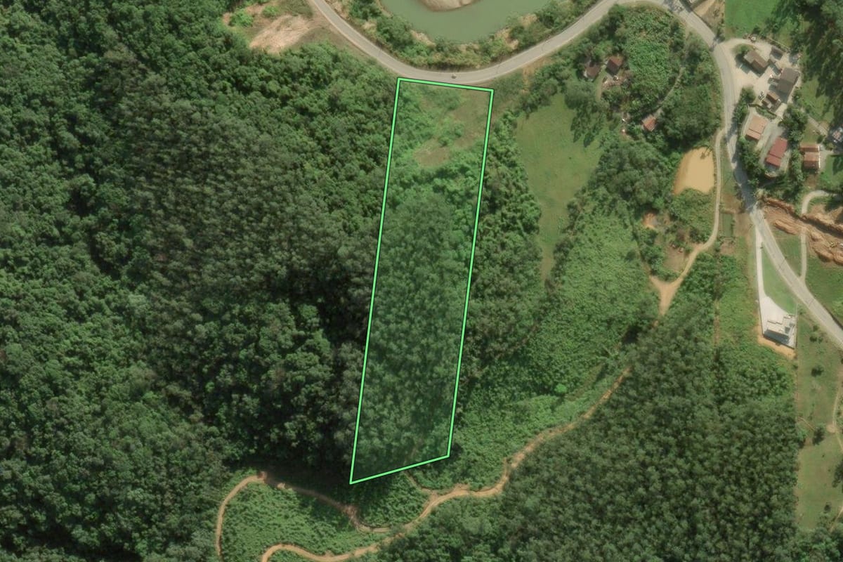 Imagem de satélite do imóvel rural em Botuverá (SC), com o contorno declarado no CAR desenhado por cima.