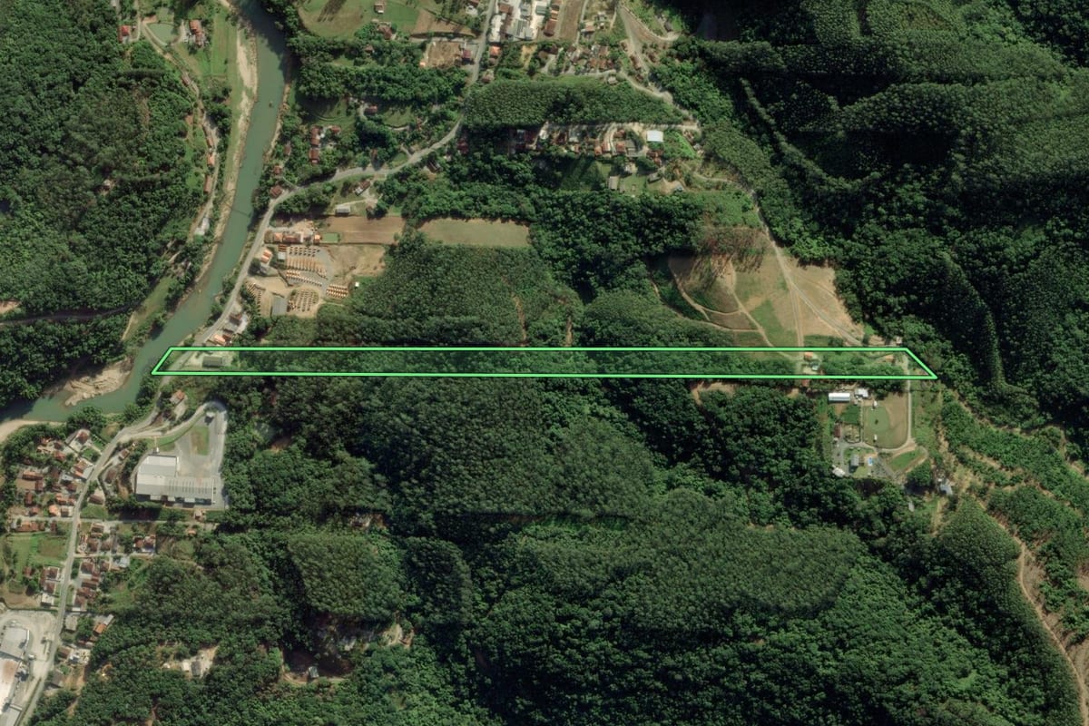 Imagem de satélite do imóvel rural em Botuverá (SC), com o contorno declarado no CAR desenhado por cima.