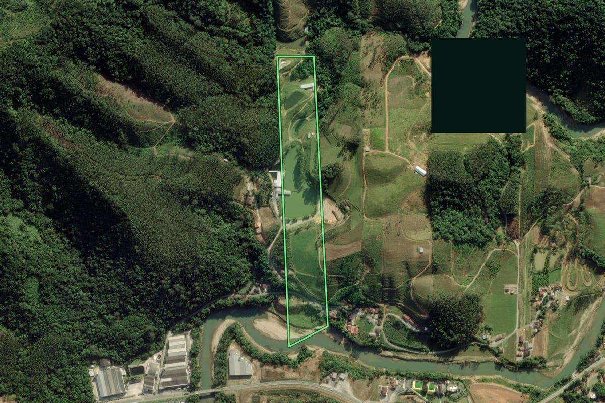 Imagem de satélite do imóvel rural em Botuverá (SC), com o contorno declarado no CAR desenhado por cima.