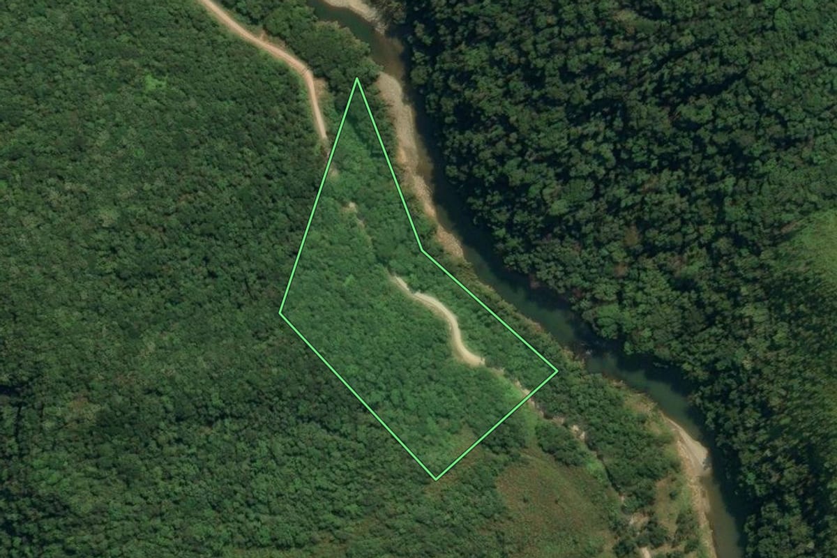 Imagem de satélite do imóvel rural em Botuverá (SC), com o contorno declarado no CAR desenhado por cima.