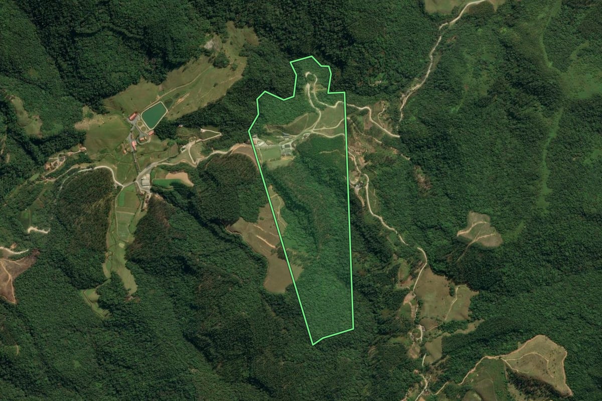 Imagem de satélite do imóvel rural em Botuverá (SC), com o contorno declarado no CAR desenhado por cima.